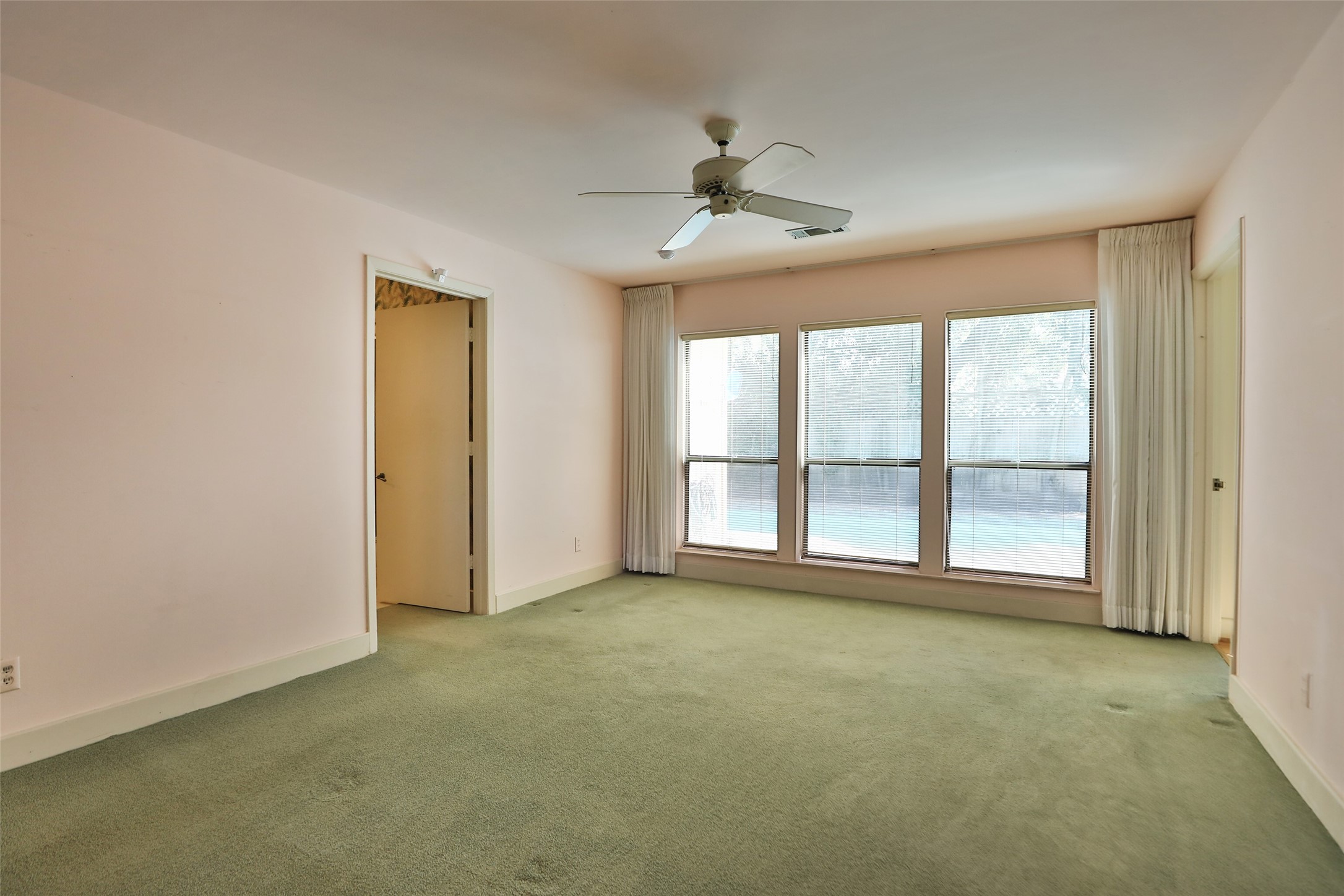 The angled ceiling also allows for different uses of this space. - If you have additional questions regarding 1918 Milford Street  in Houston or would like to tour the property with us call 800-660-1022 and reference MLS# 43411584.
