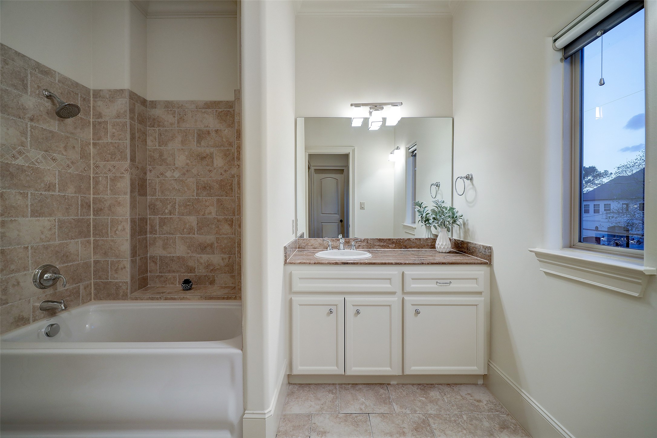 Oversized shower for two - If you have additional questions regarding 2016 W 14th  in Houston or would like to tour the property with us call 800-660-1022 and reference MLS# 98343016.