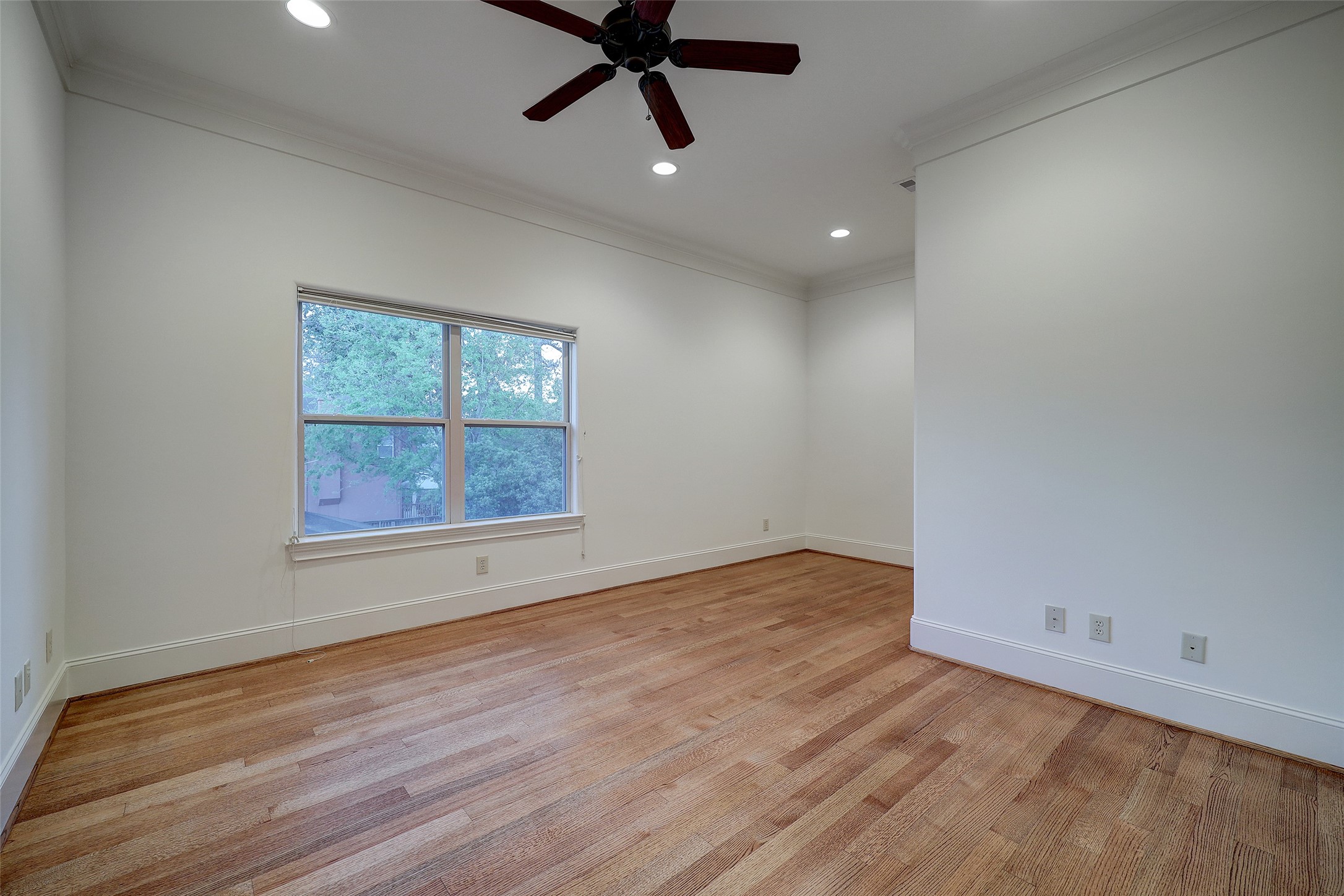 2016 W 14th Houston TX 77008