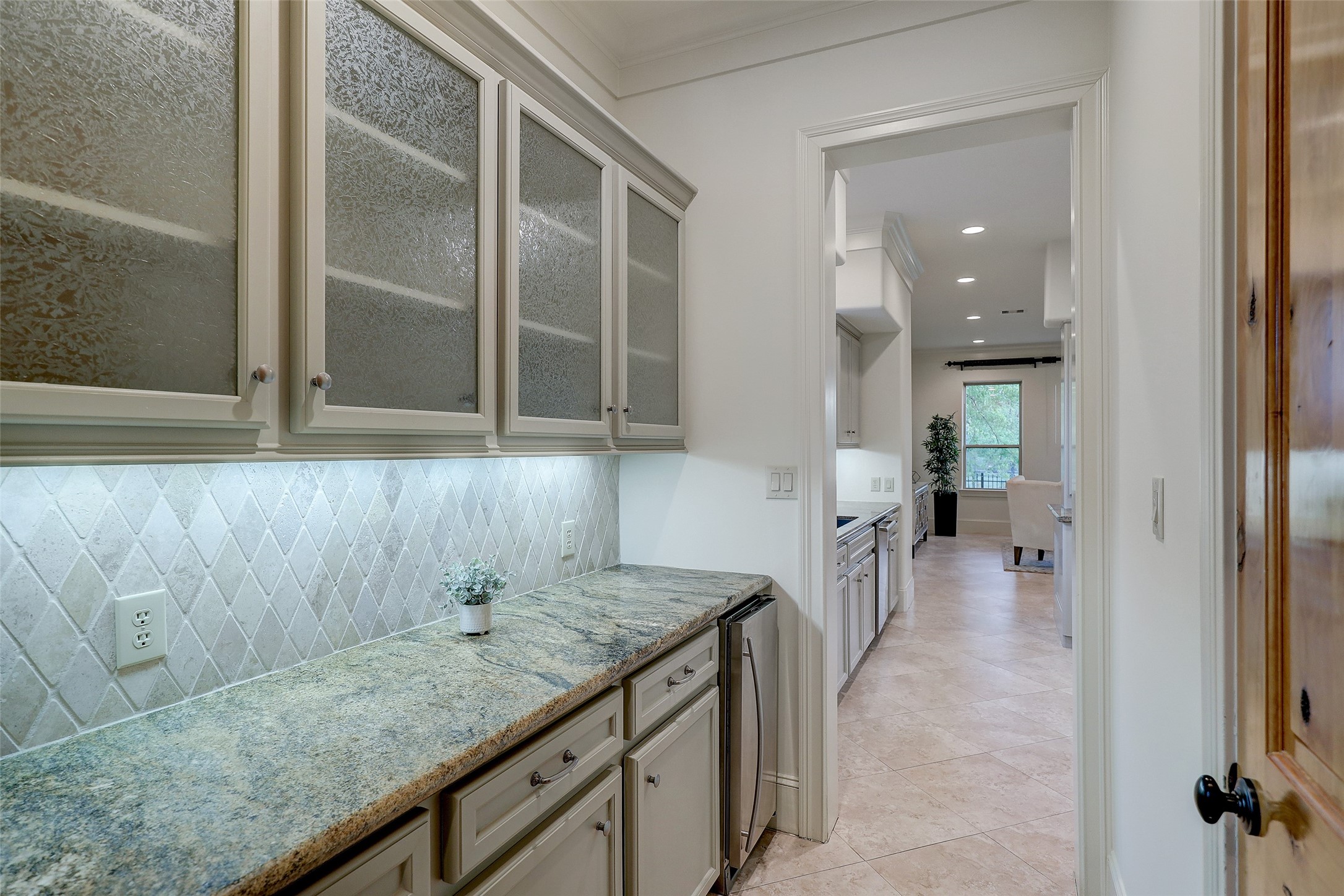 Very spacious dining (17 x 13) - If you have additional questions regarding 2016 W 14th  in Houston or would like to tour the property with us call 800-660-1022 and reference MLS# 98343016.