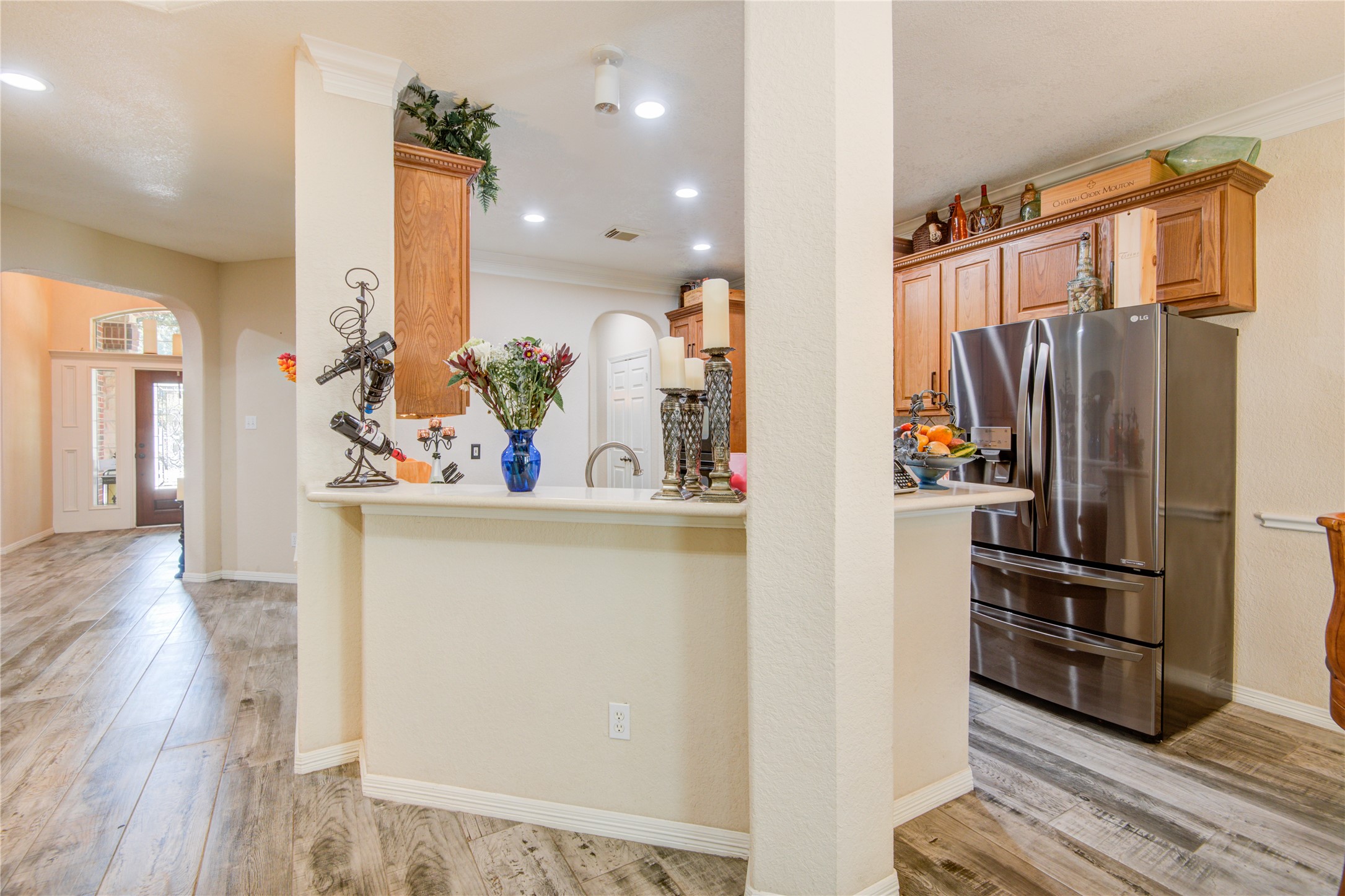 Kitchen bar area. - If you have additional questions regarding 1111 Chelshurst Way  in Spring or would like to tour the property with us call 800-660-1022 and reference MLS# 54717444.