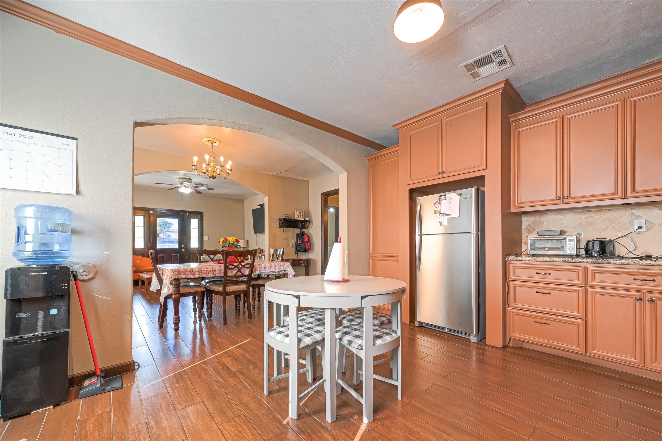 Enough space in this kitchen. - If you have additional questions regarding 122 W Sterling Street  in Baytown or would like to tour the property with us call 800-660-1022 and reference MLS# 98485441.
