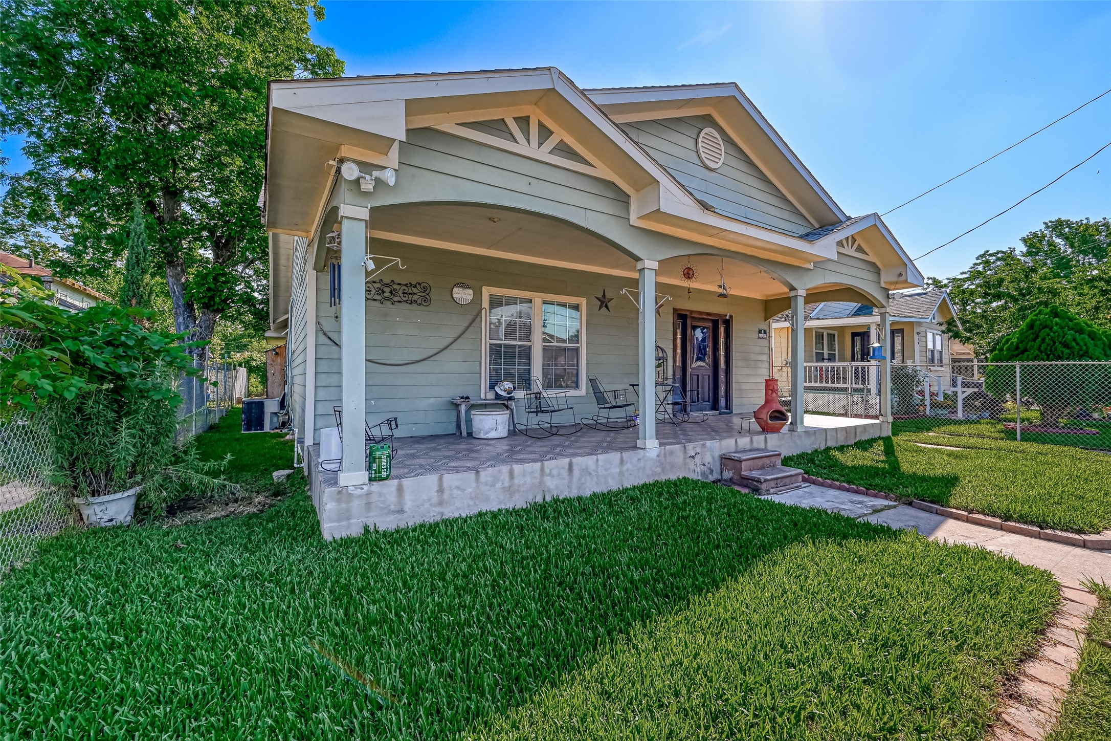Enjoy your iced cold drinks this summer in your front porch. - If you have additional questions regarding 122 W Sterling Street  in Baytown or would like to tour the property with us call 800-660-1022 and reference MLS# 98485441.