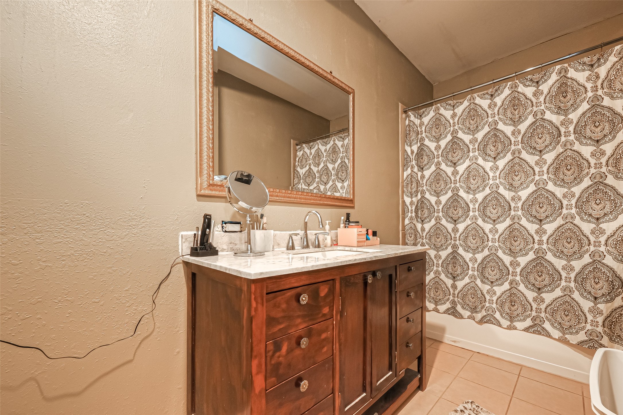 Bathroom #2 - If you have additional questions regarding 122 W Sterling Street  in Baytown or would like to tour the property with us call 800-660-1022 and reference MLS# 98485441.