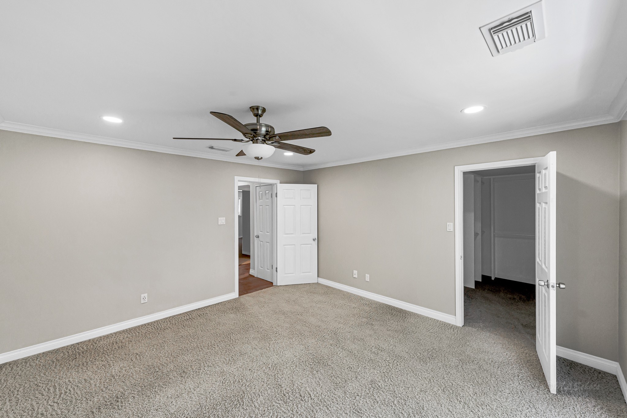 Spacious primary bedroom - If you have additional questions regarding 4719 Indian Trail  in Baytown or would like to tour the property with us call 800-660-1022 and reference MLS# 84015144.