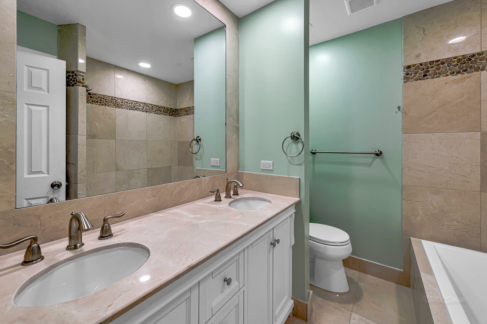 Secondary bath with double vanity - If you have additional questions regarding 4719 Indian Trail  in Baytown or would like to tour the property with us call 800-660-1022 and reference MLS# 84015144.