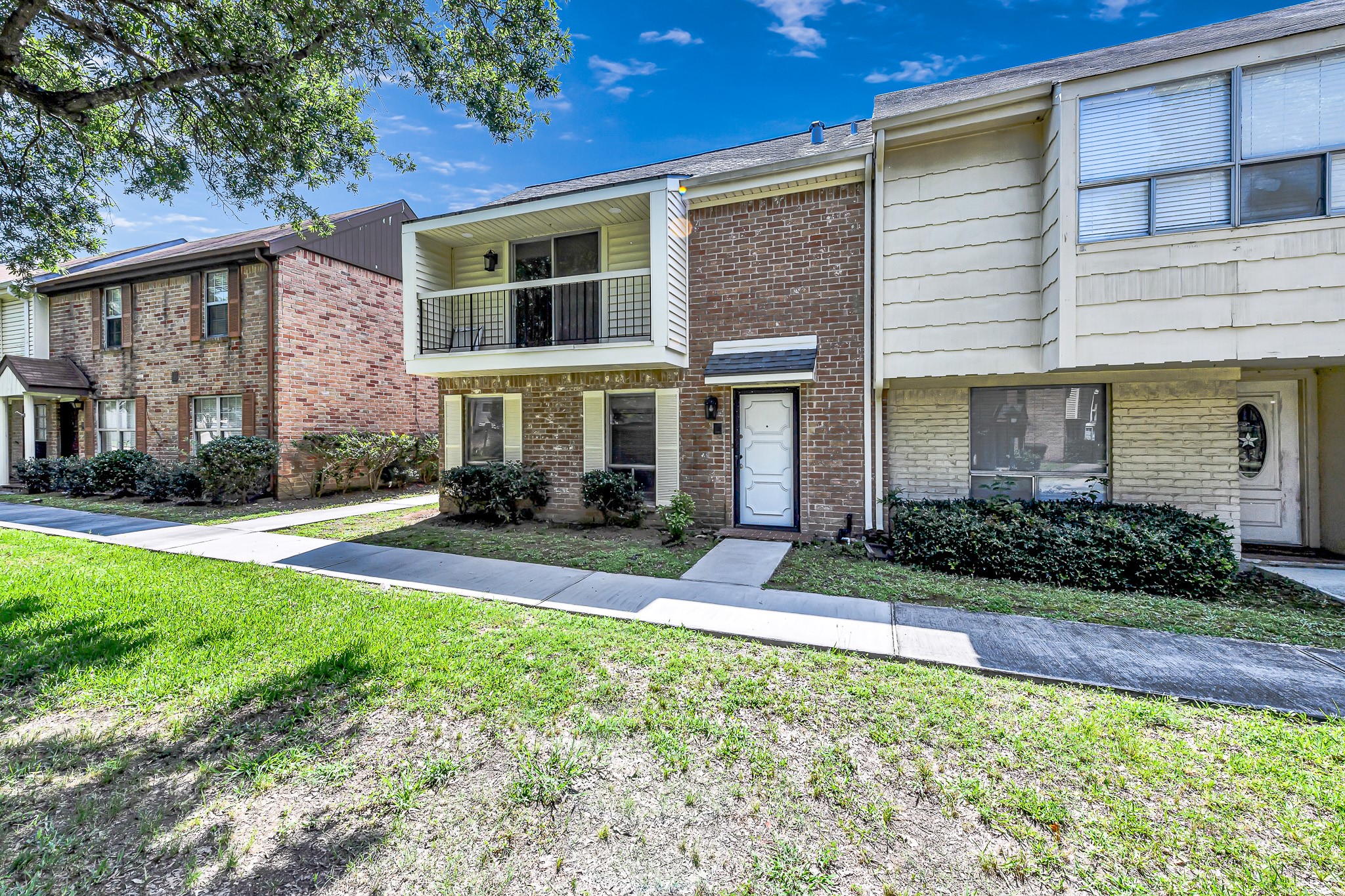 Balcony overlooking the fabulous courtyard - If you have additional questions regarding 4719 Indian Trail  in Baytown or would like to tour the property with us call 800-660-1022 and reference MLS# 84015144.