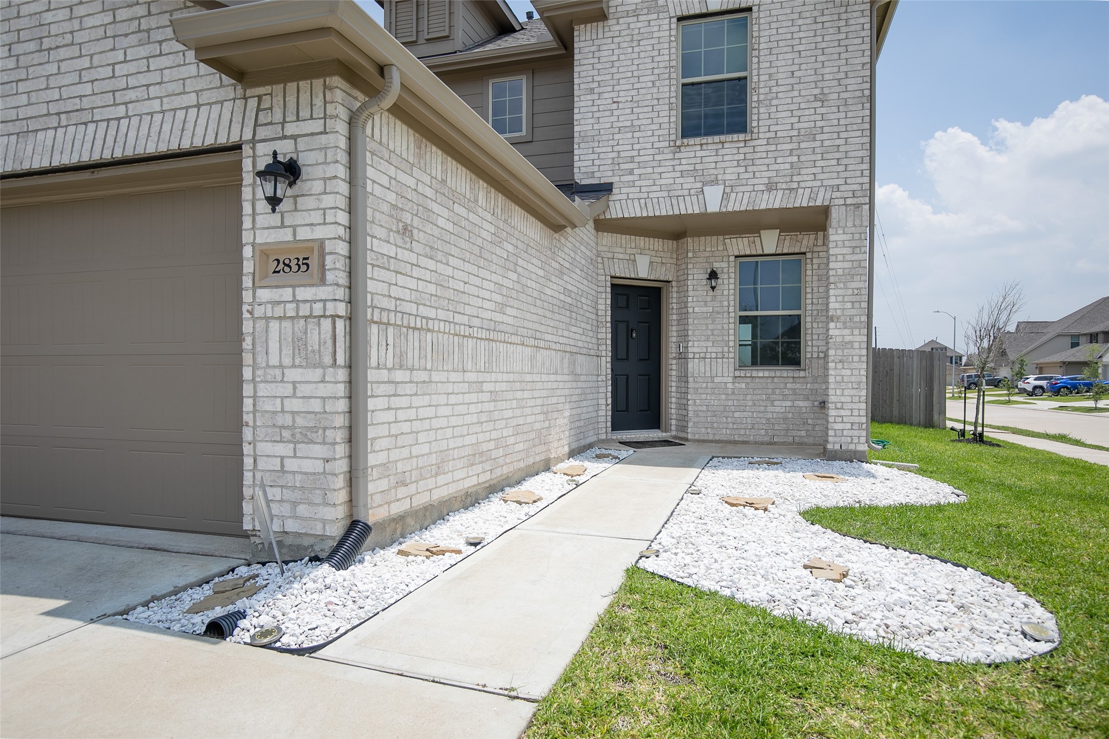 Front landscaping - If you have additional questions regarding 2835 Meandering Elm Trail  in Houston or would like to tour the property with us call 800-660-1022 and reference MLS# 93640209.