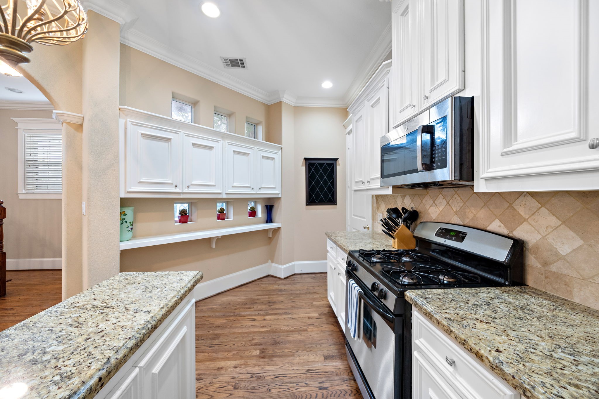 Kitchen - 6 - If you have additional questions regarding 820 W 17th Street  in Houston or would like to tour the property with us call 800-660-1022 and reference MLS# 53752053.