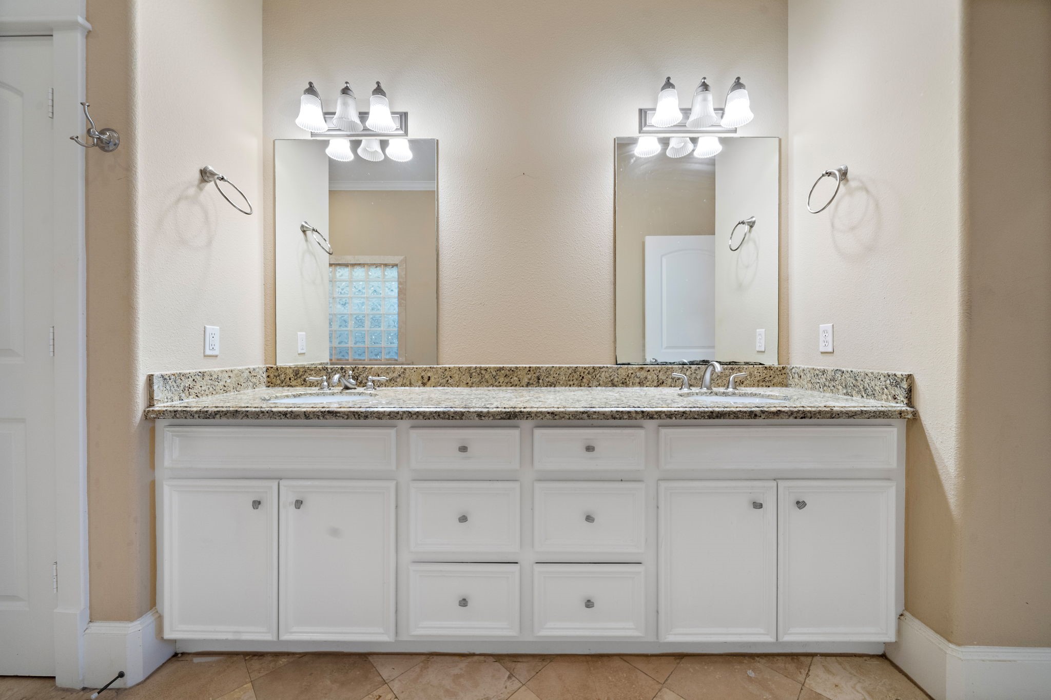 Primary Bathroom - 3 - dual sinks - If you have additional questions regarding 820 W 17th Street  in Houston or would like to tour the property with us call 800-660-1022 and reference MLS# 53752053.