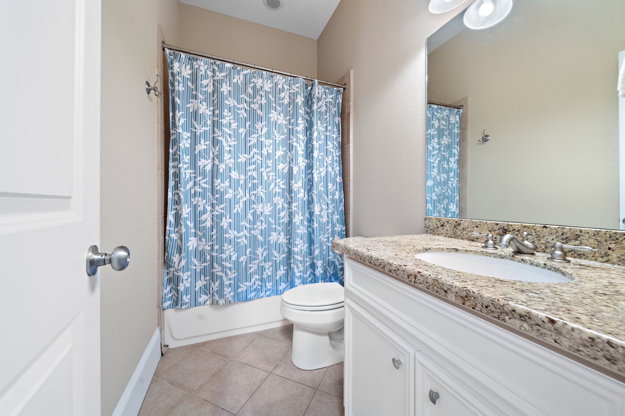 Full Bath - 2nd Floor - If you have additional questions regarding 820 W 17th Street  in Houston or would like to tour the property with us call 800-660-1022 and reference MLS# 53752053.