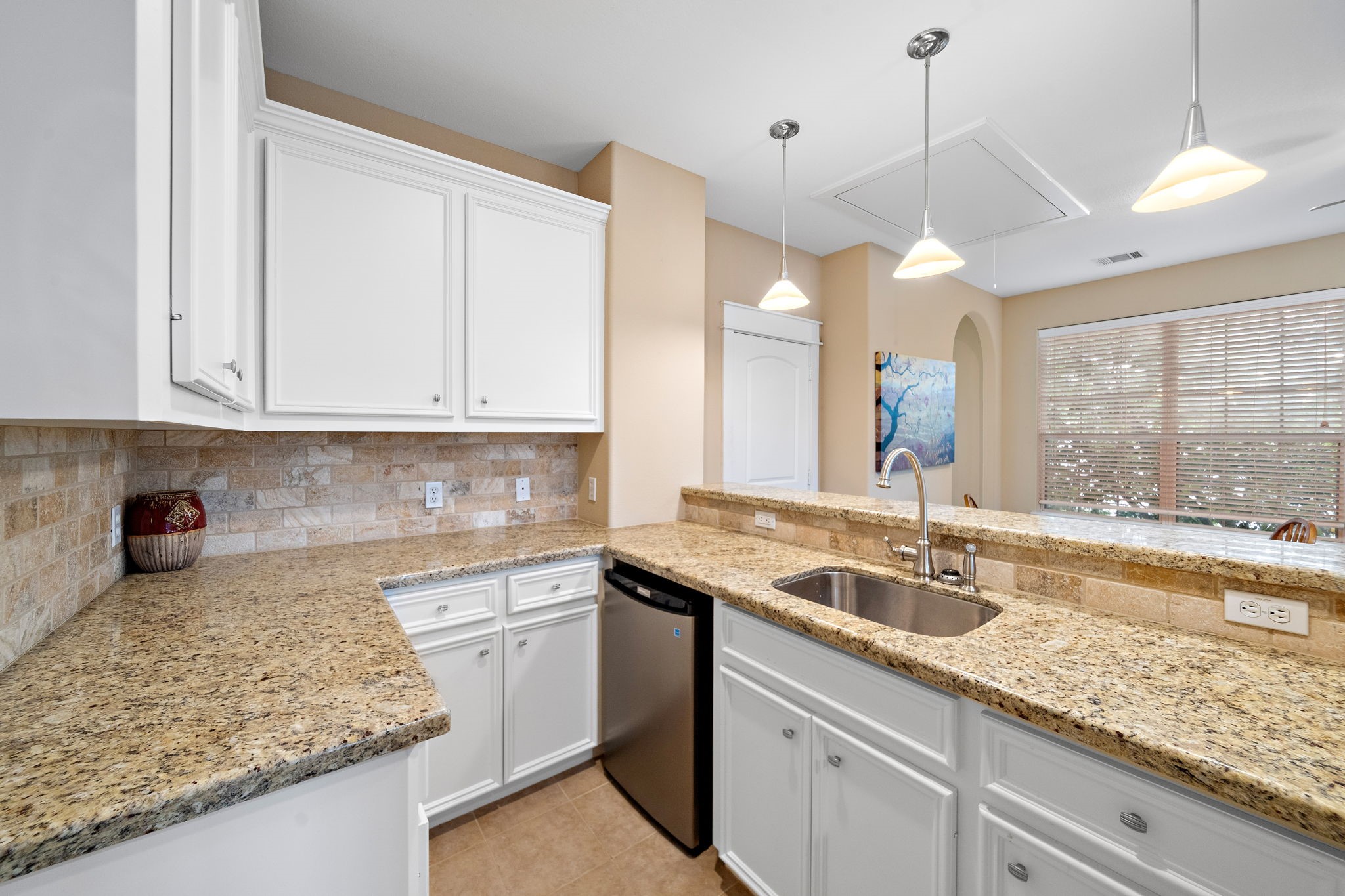 Wet Bar - 3 - If you have additional questions regarding 820 W 17th Street  in Houston or would like to tour the property with us call 800-660-1022 and reference MLS# 53752053.