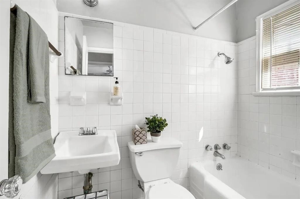Bathroom with shower/tub. - If you have additional questions regarding 1849 Sul Ross Street  in Houston or would like to tour the property with us call 800-660-1022 and reference MLS# 87898551.