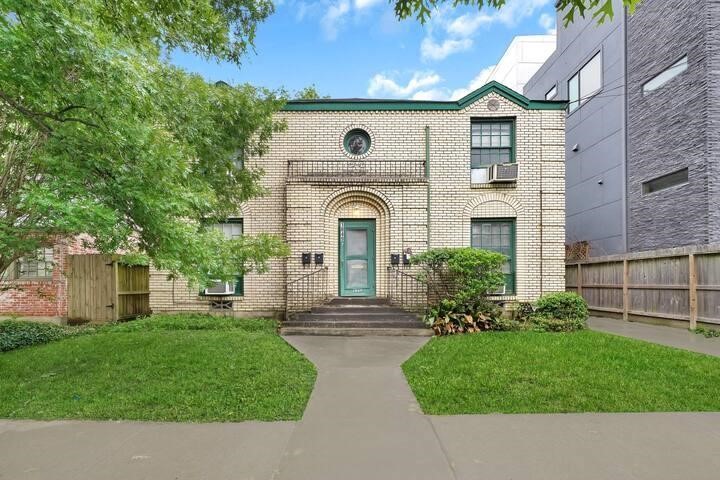 One last look at 1849 Sul Ross in Montrose...MAKE YOUR APPOINTMENT TODAY! - If you have additional questions regarding 1849 Sul Ross Street  in Houston or would like to tour the property with us call 800-660-1022 and reference MLS# 87898551.