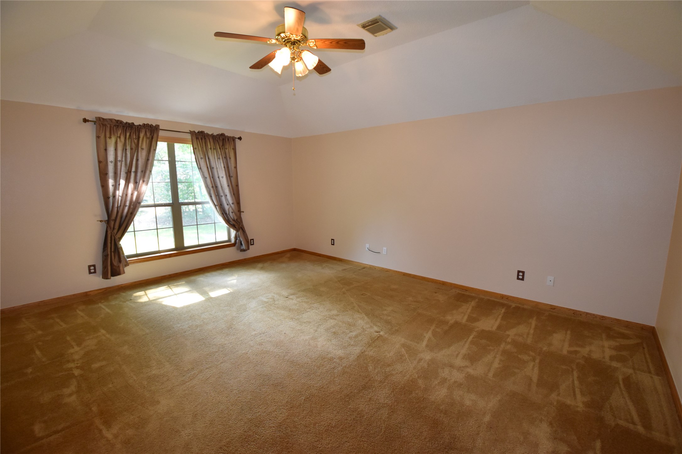 Master bedroom has room for your biggest bedroom furniture! - If you have additional questions regarding 17021 Lexington Drive  in Conroe or would like to tour the property with us call 800-660-1022 and reference MLS# 6573860.