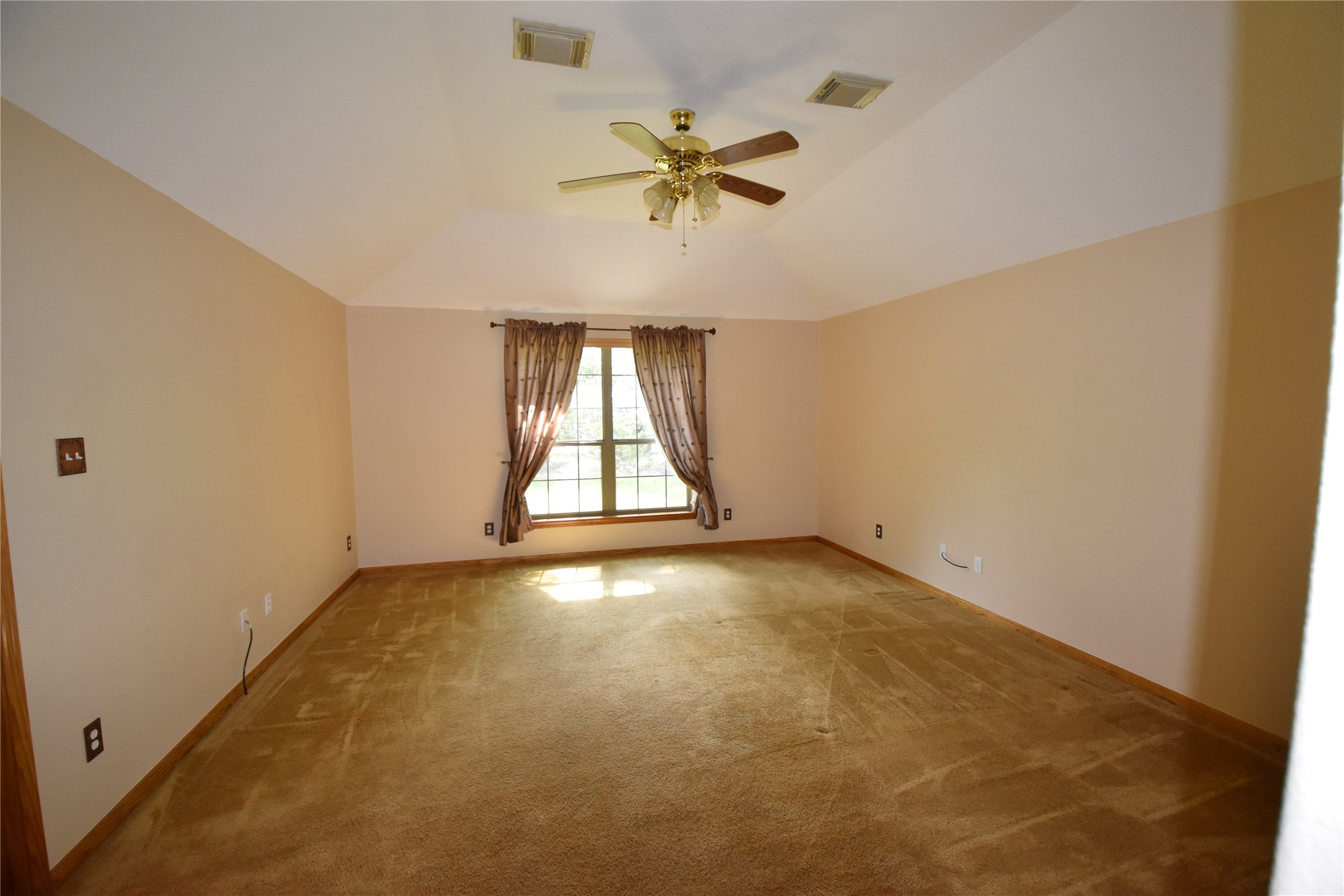 Master bedroom has copper fixture covers on light switch and base plates. - If you have additional questions regarding 17021 Lexington Drive  in Conroe or would like to tour the property with us call 800-660-1022 and reference MLS# 6573860.