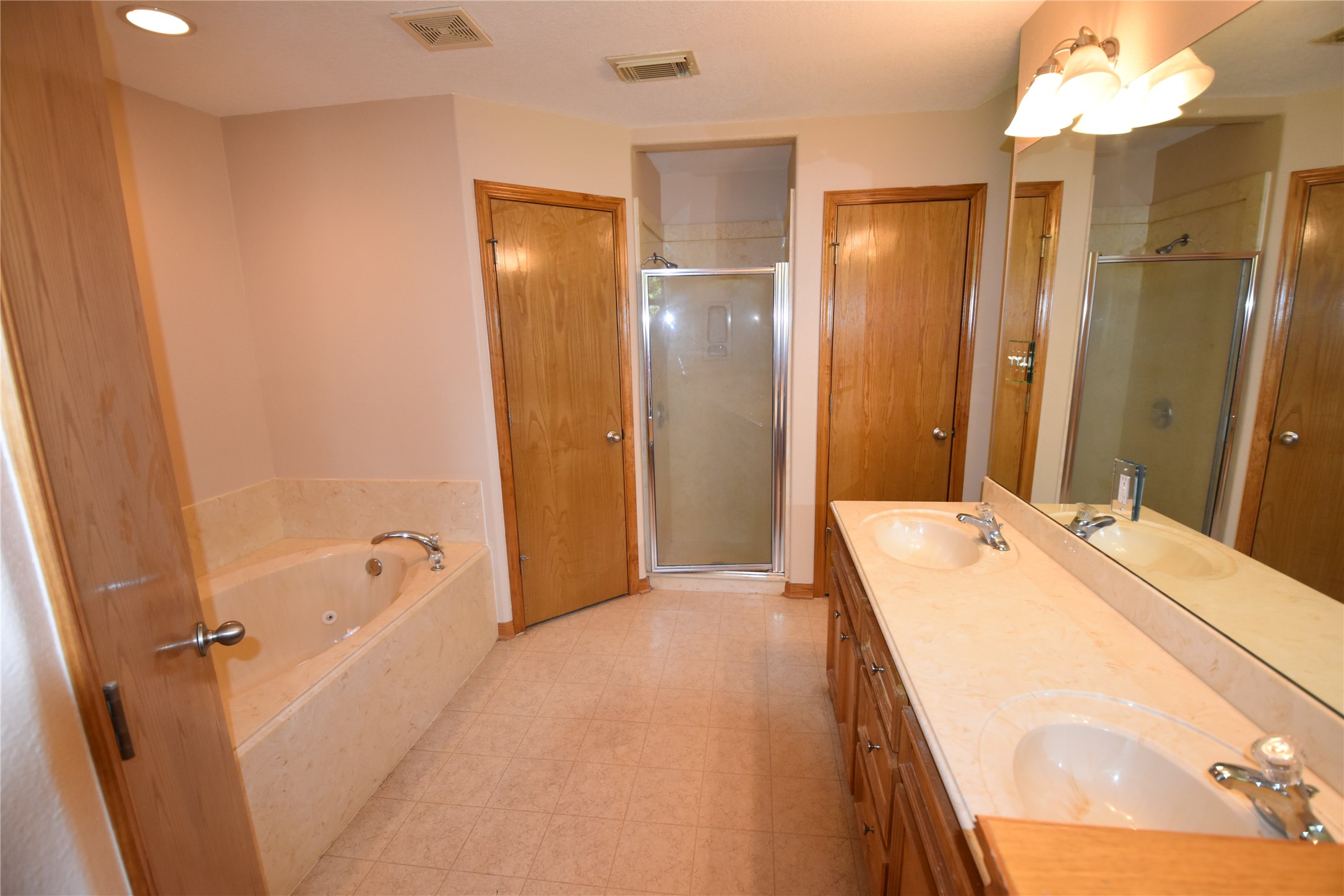 The separate shower and garden tub gives you two great choices! - If you have additional questions regarding 17021 Lexington Drive  in Conroe or would like to tour the property with us call 800-660-1022 and reference MLS# 6573860.