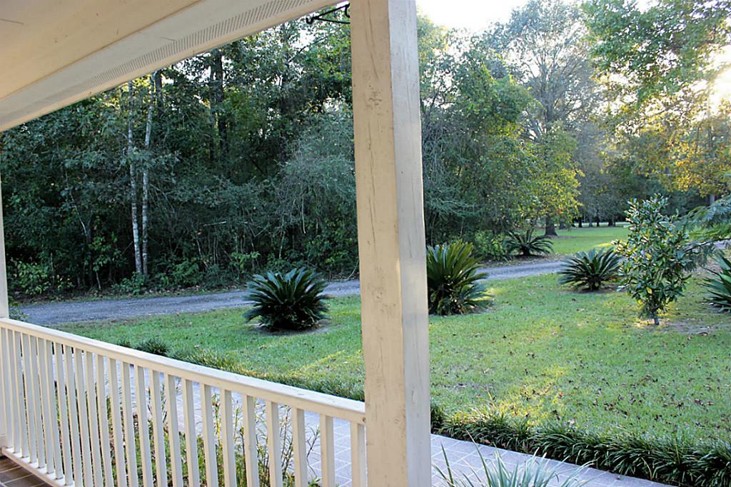 Front porch view. - If you have additional questions regarding 17021 Lexington Drive  in Conroe or would like to tour the property with us call 800-660-1022 and reference MLS# 6573860.