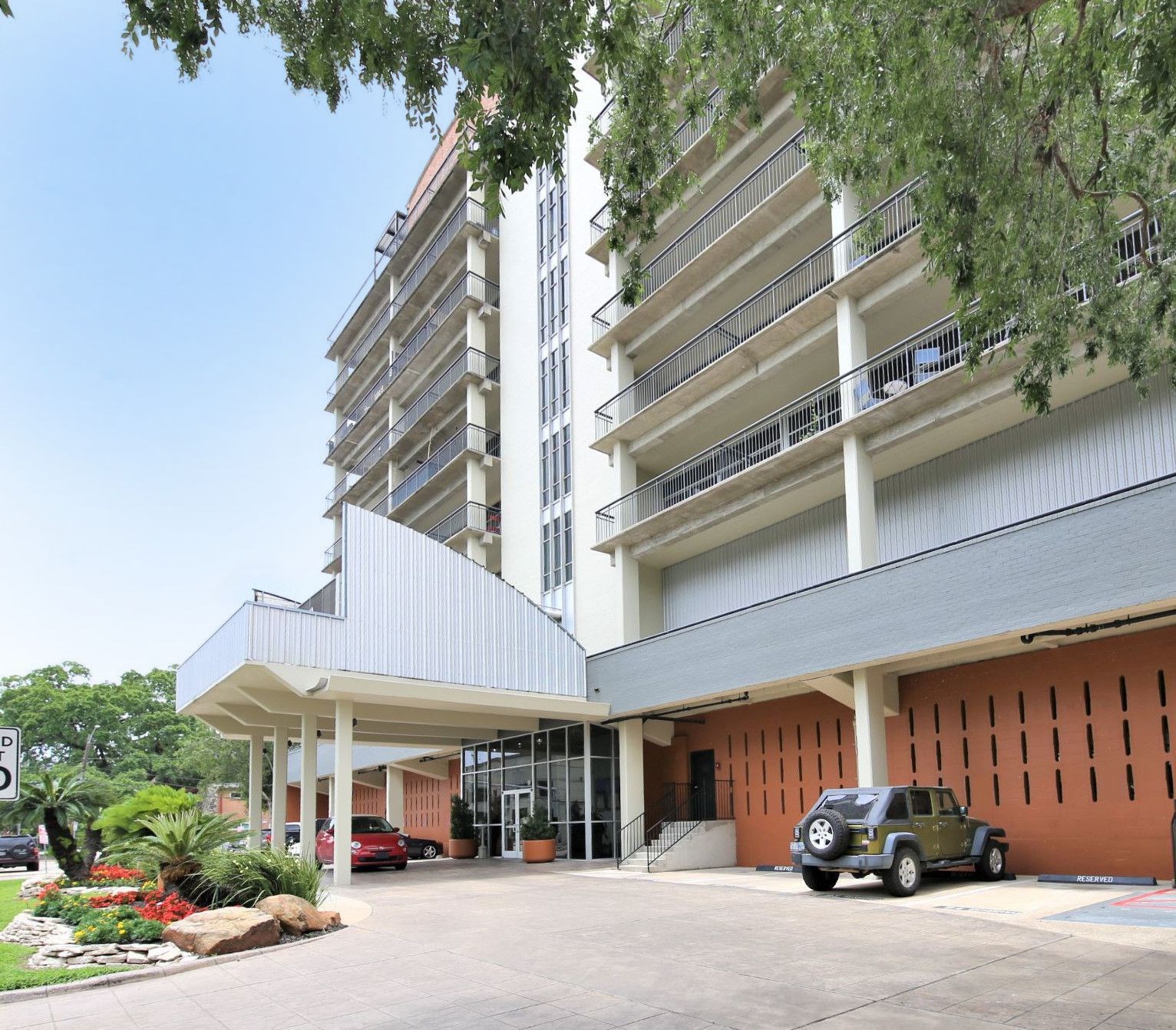 If you have additional questions regarding 230 W Alabama  in Houston or would like to tour the property with us call 800-660-1022 and reference MLS# 31013273.