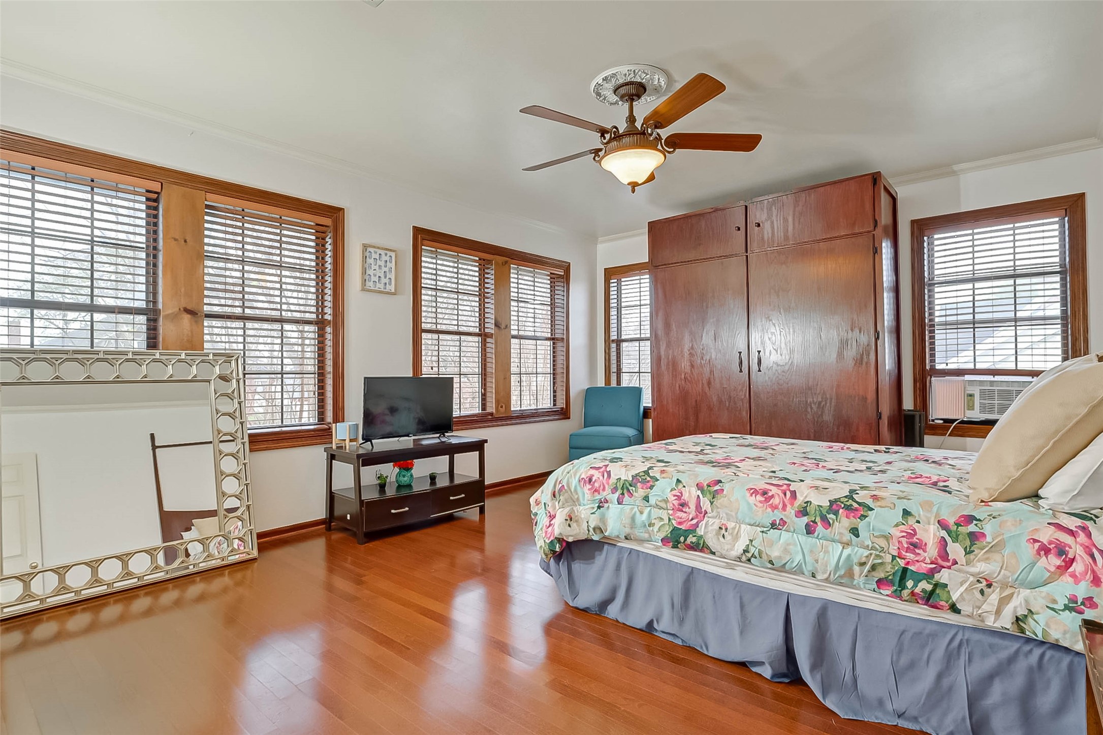 If you have additional questions regarding 2412 Oakdale Street  in Houston or would like to tour the property with us call 800-660-1022 and reference MLS# 10460721.