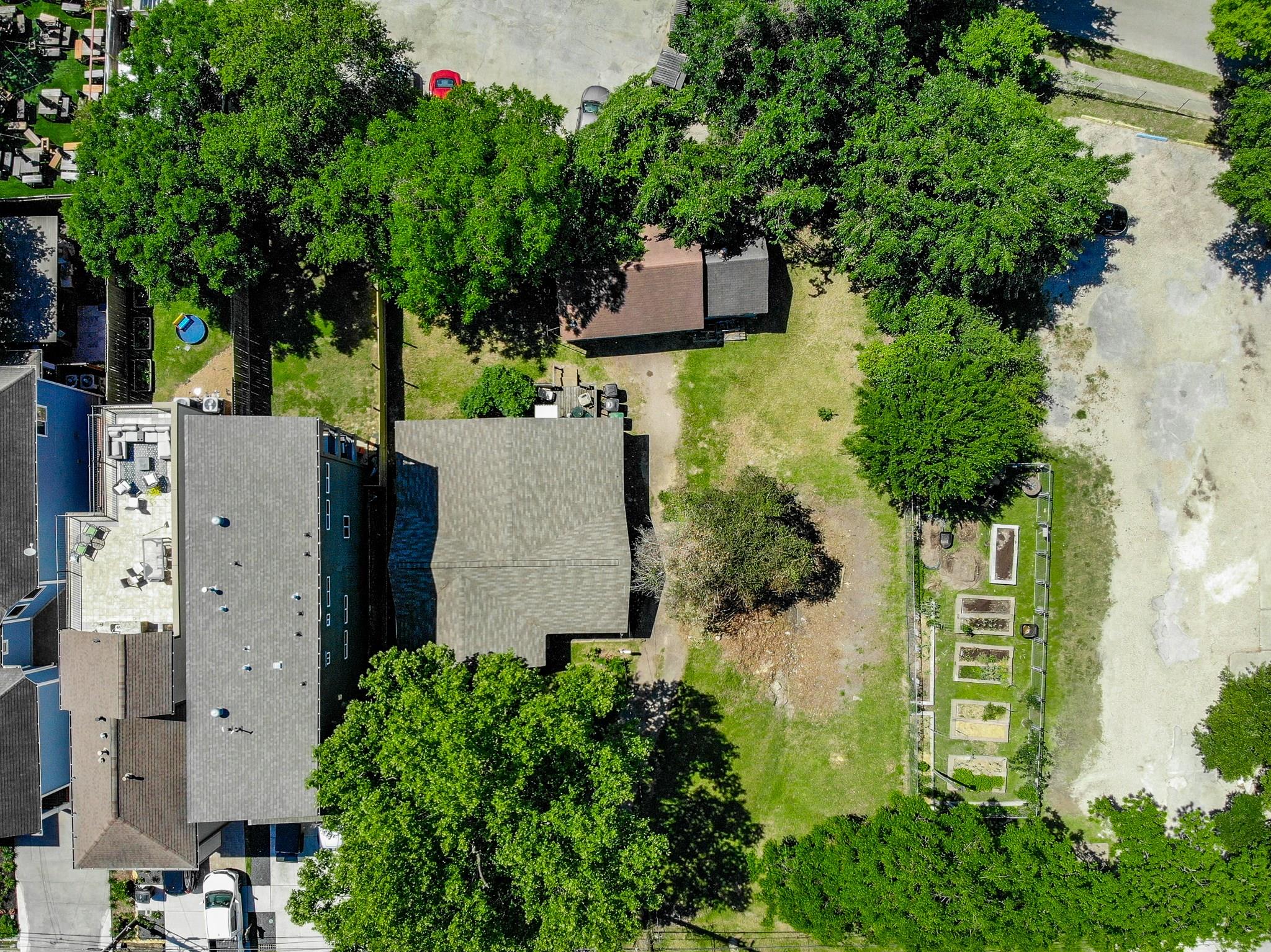 IN THE HEART OF HOUSTON. ENDLESS POSSIBILITIES. GREAT NEIGHBORHOOD! WELCOME HOME! - If you have additional questions regarding 1610 W 21st Street  in Houston or would like to tour the property with us call 800-660-1022 and reference MLS# 20416655.