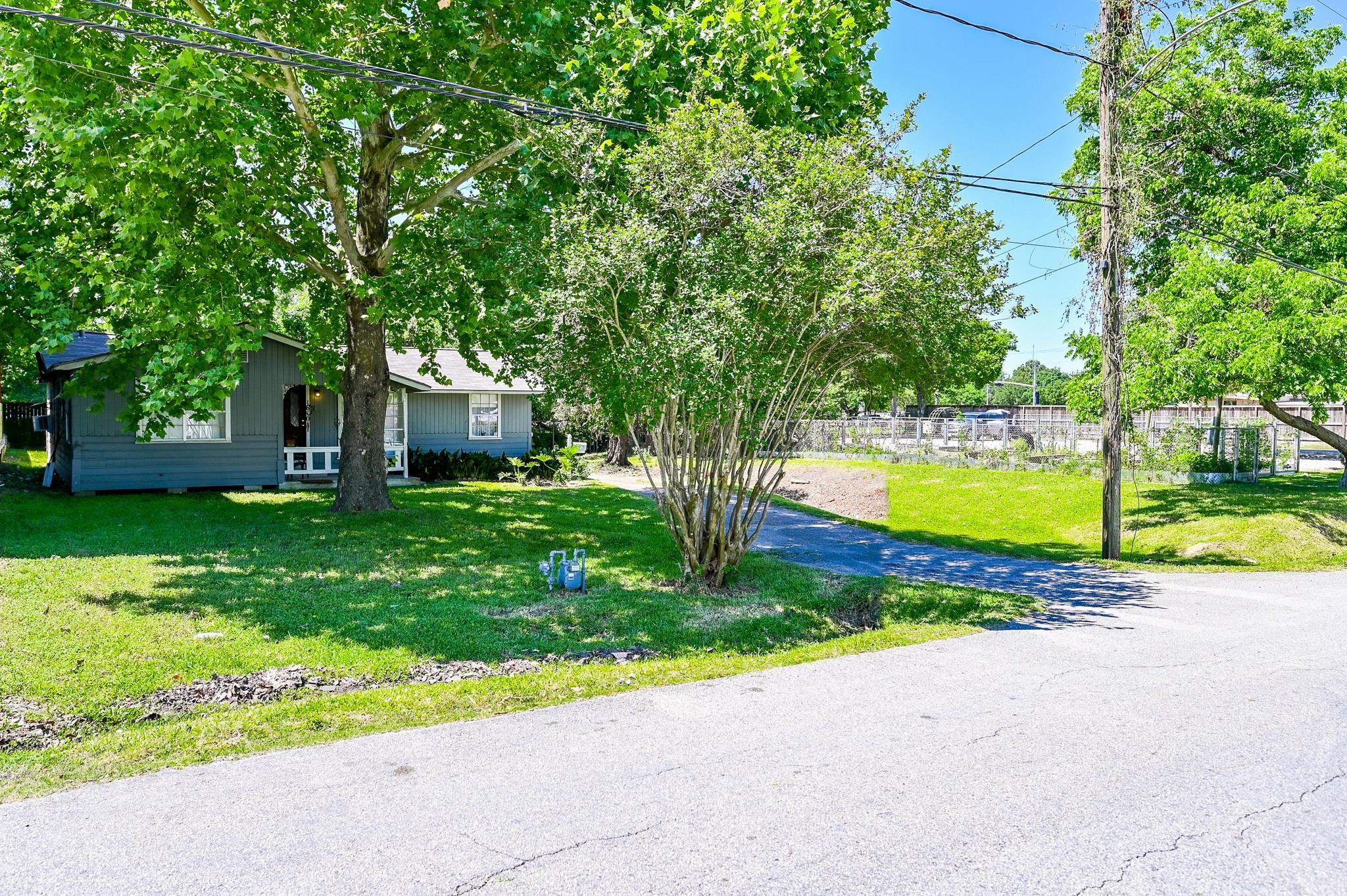 SPACIOUS! WIDE! LONG LOT IS THE HEART OF HOUSTON! - If you have additional questions regarding 1610 W 21st Street  in Houston or would like to tour the property with us call 800-660-1022 and reference MLS# 20416655.