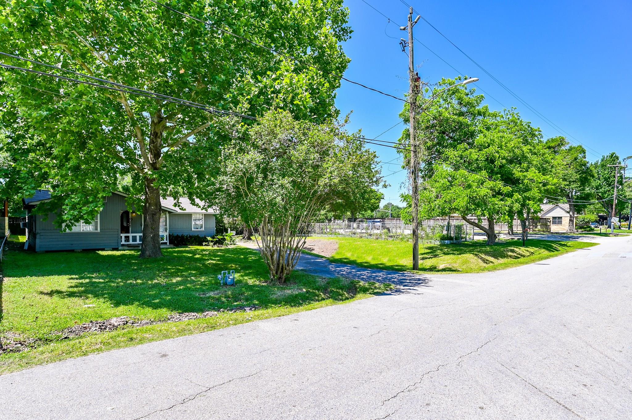LOT FOR SALE! TREMENDOUS OPPORTUNITIES. BUILD TO SUIT! - If you have additional questions regarding 1610 W 21st Street  in Houston or would like to tour the property with us call 800-660-1022 and reference MLS# 20416655.