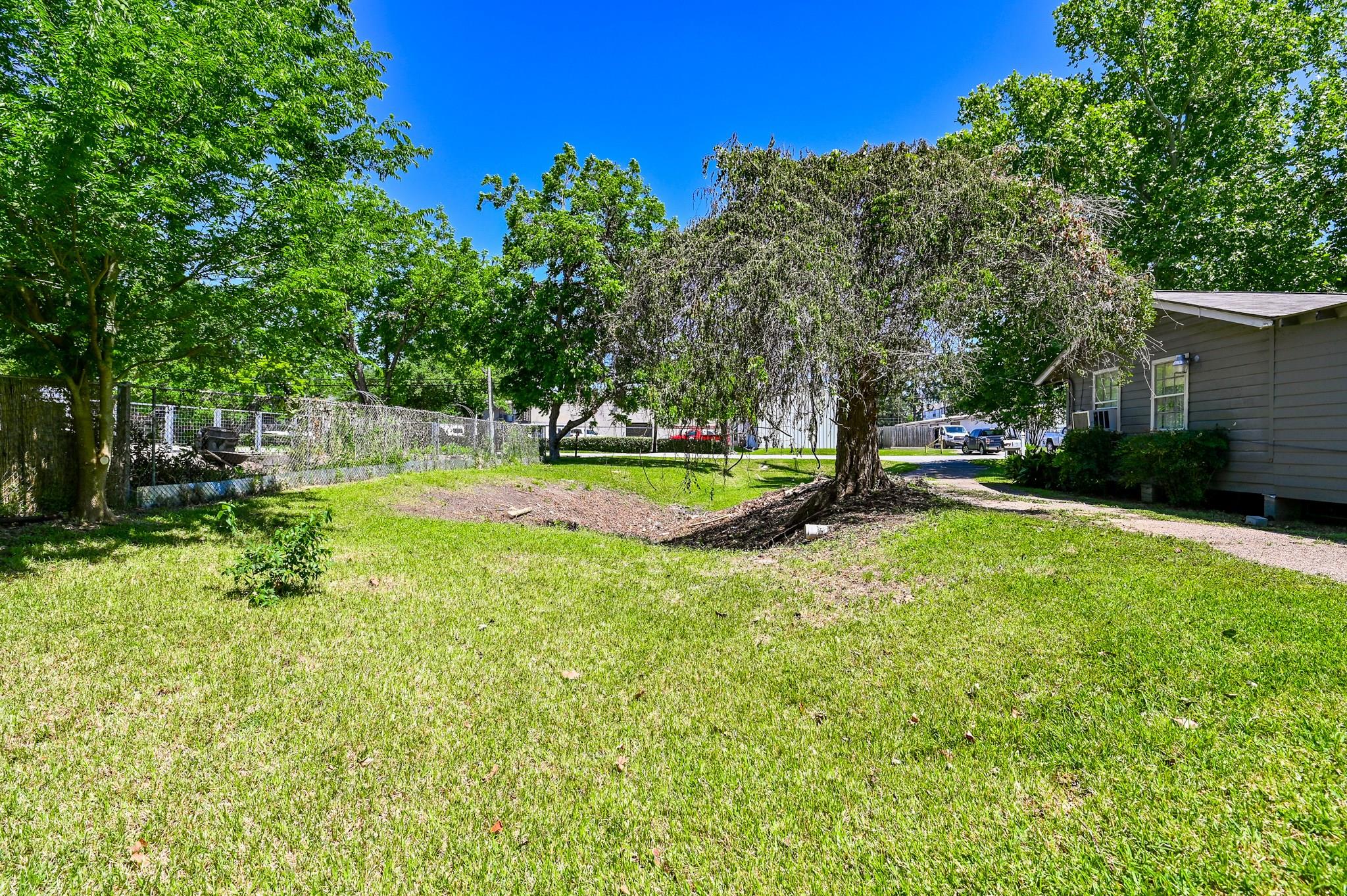 If you have additional questions regarding 1610 W 21st Street  in Houston or would like to tour the property with us call 800-660-1022 and reference MLS# 20416655.