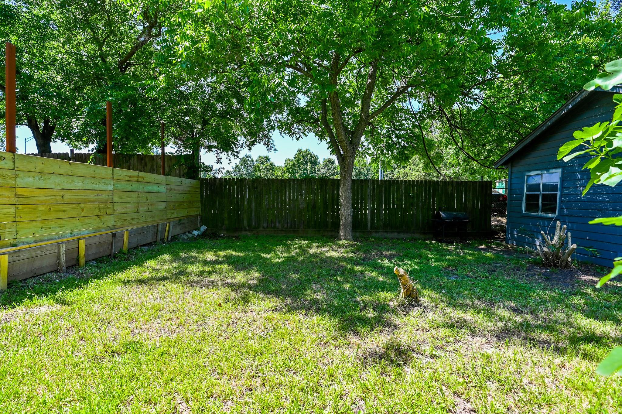 BEHIND THIS FENCE IS A RUNNING, BIKING, WALKING TRAIL. CITY LIFE WITH MANY BENEFITS. COME BUILD YOUR CUSTOM HOME AND HAVE ACCESS TO EVERYTHING THIS GREAT AREA HAS TO OFFER. - If you have additional questions regarding 1610 W 21st Street  in Houston or would like to tour the property with us call 800-660-1022 and reference MLS# 20416655.