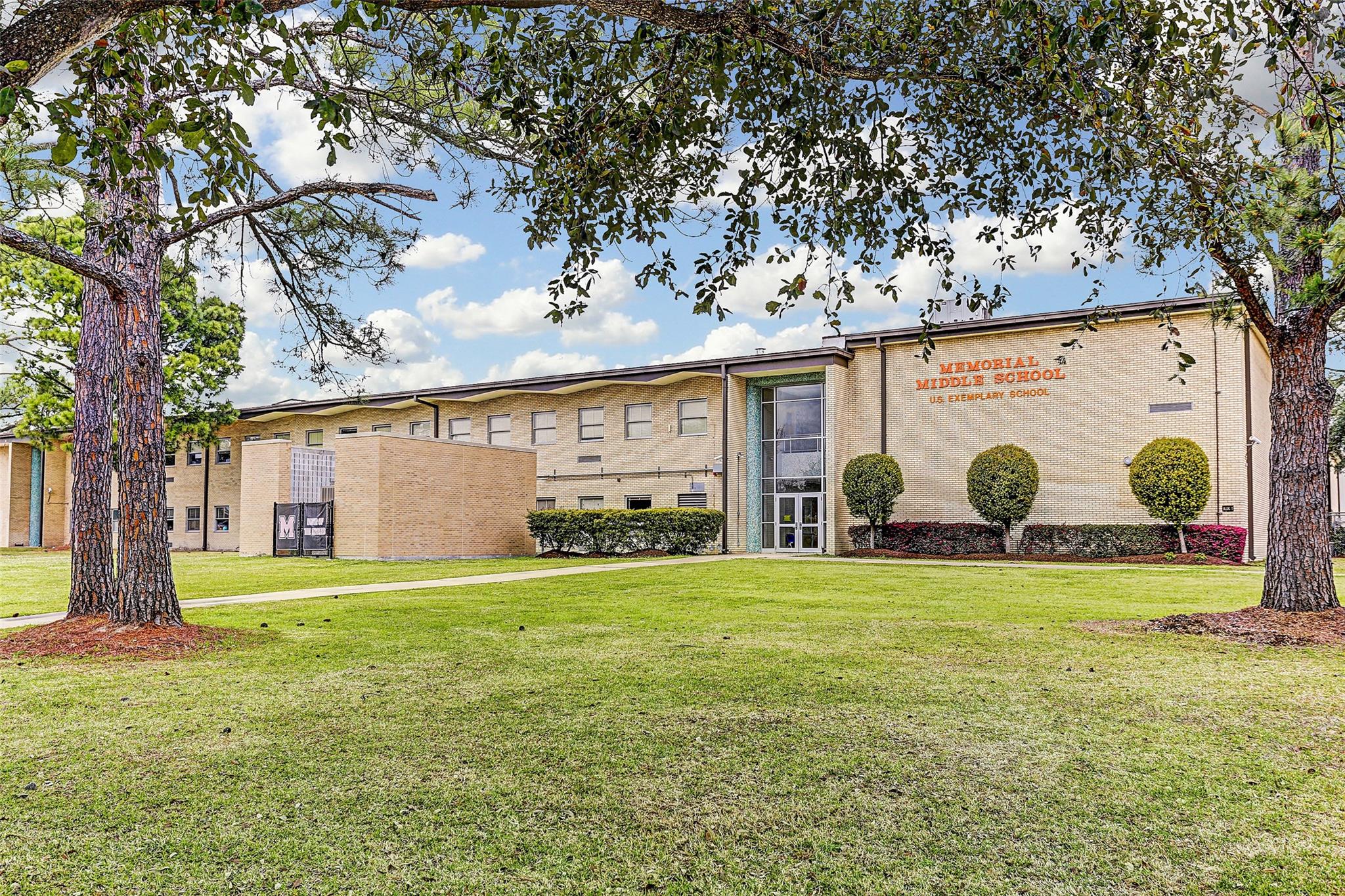 Memorial Middle School - If you have additional questions regarding 12326 Tunbridge Lane  in Houston or would like to tour the property with us call 800-660-1022 and reference MLS# 30688628.