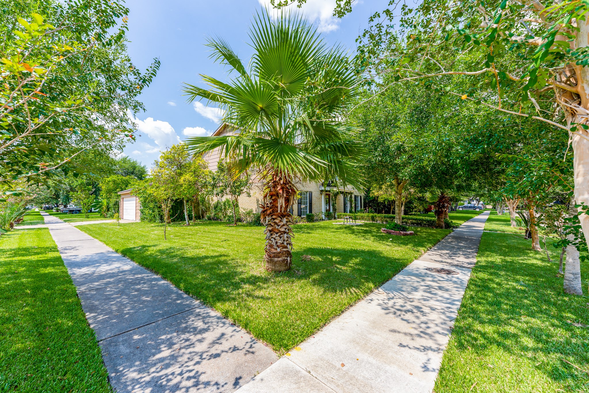 Gorgeouse free-standing home feature highly desired two-story living - If you have additional questions regarding 459 Woodrail Drive  in Houston or would like to tour the property with us call 800-660-1022 and reference MLS# 22334908.