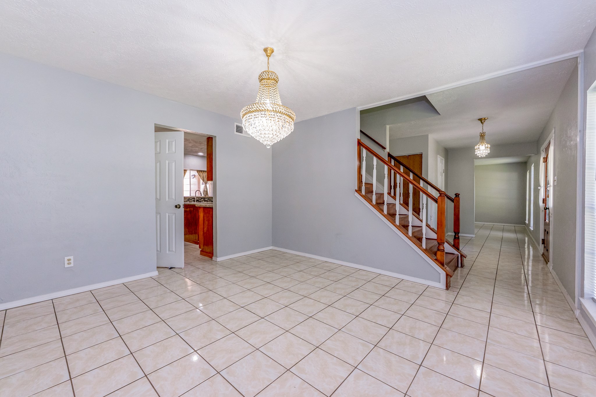 Elegant dining room with tile floor and entrance to the kitchen - If you have additional questions regarding 459 Woodrail Drive  in Houston or would like to tour the property with us call 800-660-1022 and reference MLS# 22334908.