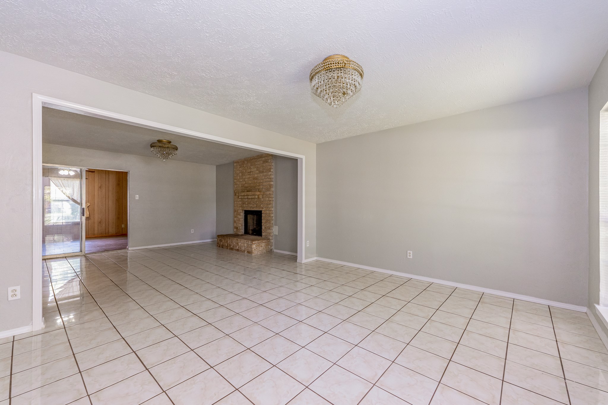 Bright and open living, perfect for entertaining. - If you have additional questions regarding 459 Woodrail Drive  in Houston or would like to tour the property with us call 800-660-1022 and reference MLS# 22334908.