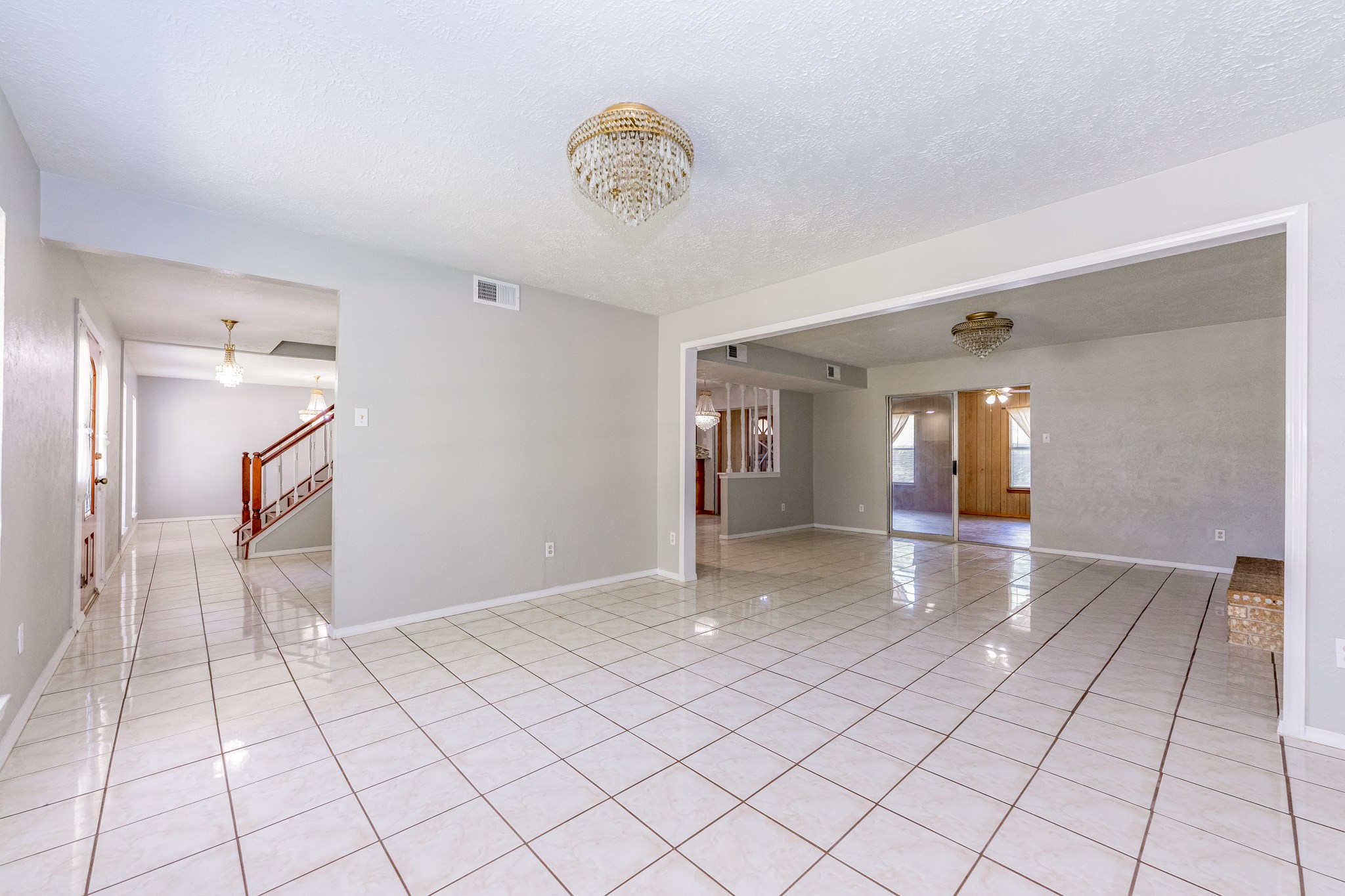 beautiful open space with magnificent tile flooring - If you have additional questions regarding 459 Woodrail Drive  in Houston or would like to tour the property with us call 800-660-1022 and reference MLS# 22334908.