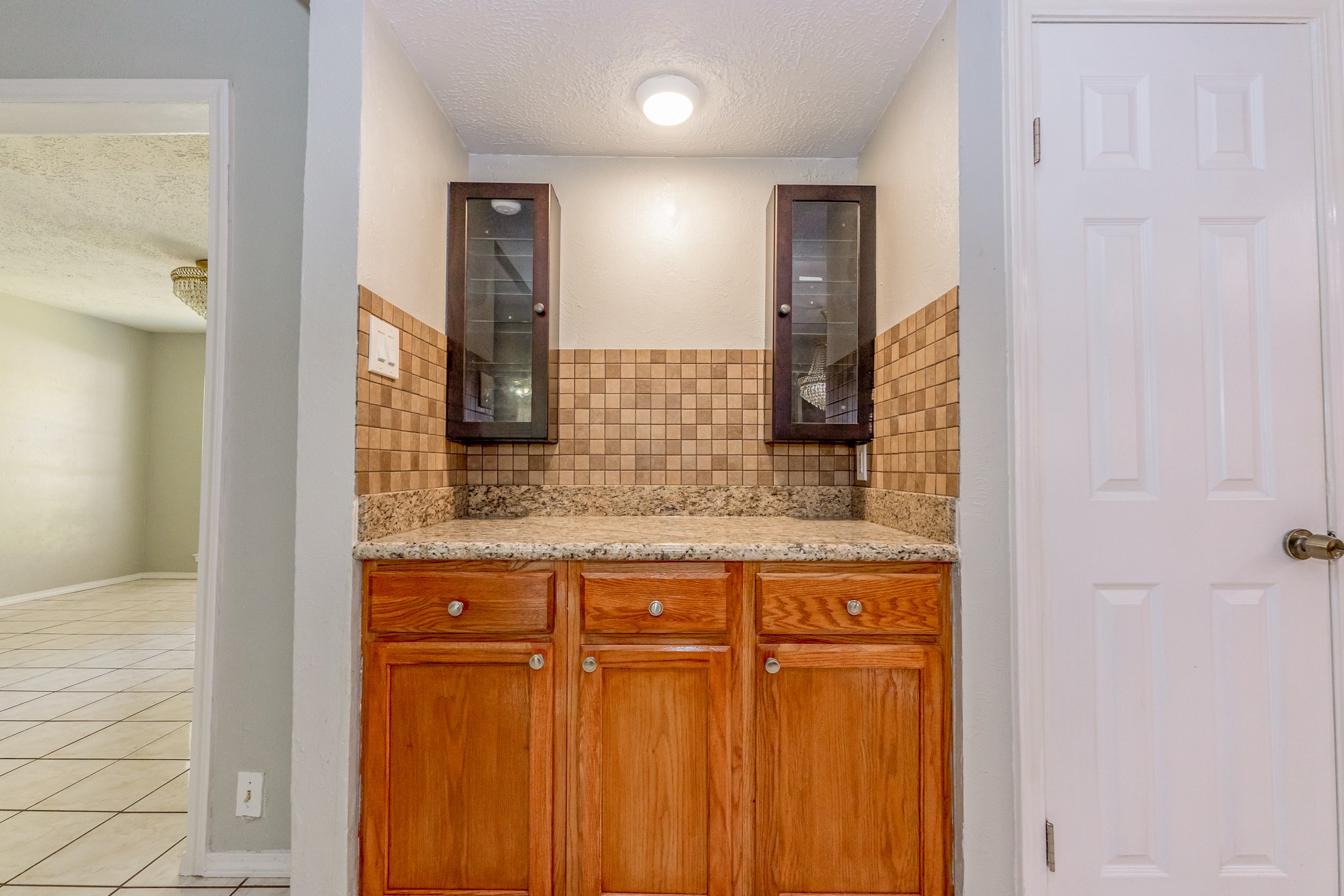 Butler, dry bar area. More cabinets and counter space between the kitchen and breakfast nook - If you have additional questions regarding 459 Woodrail Drive  in Houston or would like to tour the property with us call 800-660-1022 and reference MLS# 22334908.