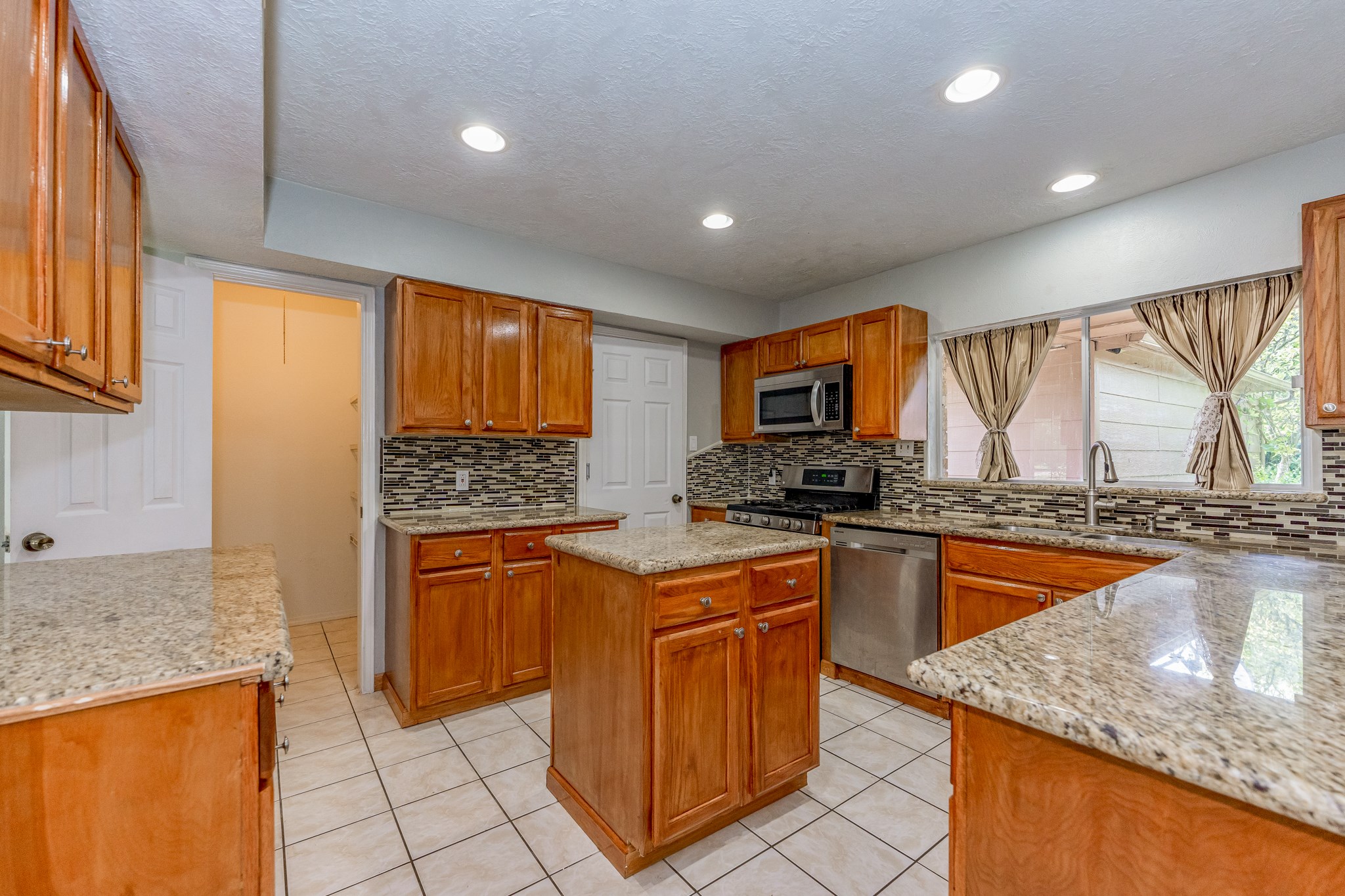 Plenty of cabinets and storage areas - If you have additional questions regarding 459 Woodrail Drive  in Houston or would like to tour the property with us call 800-660-1022 and reference MLS# 22334908.