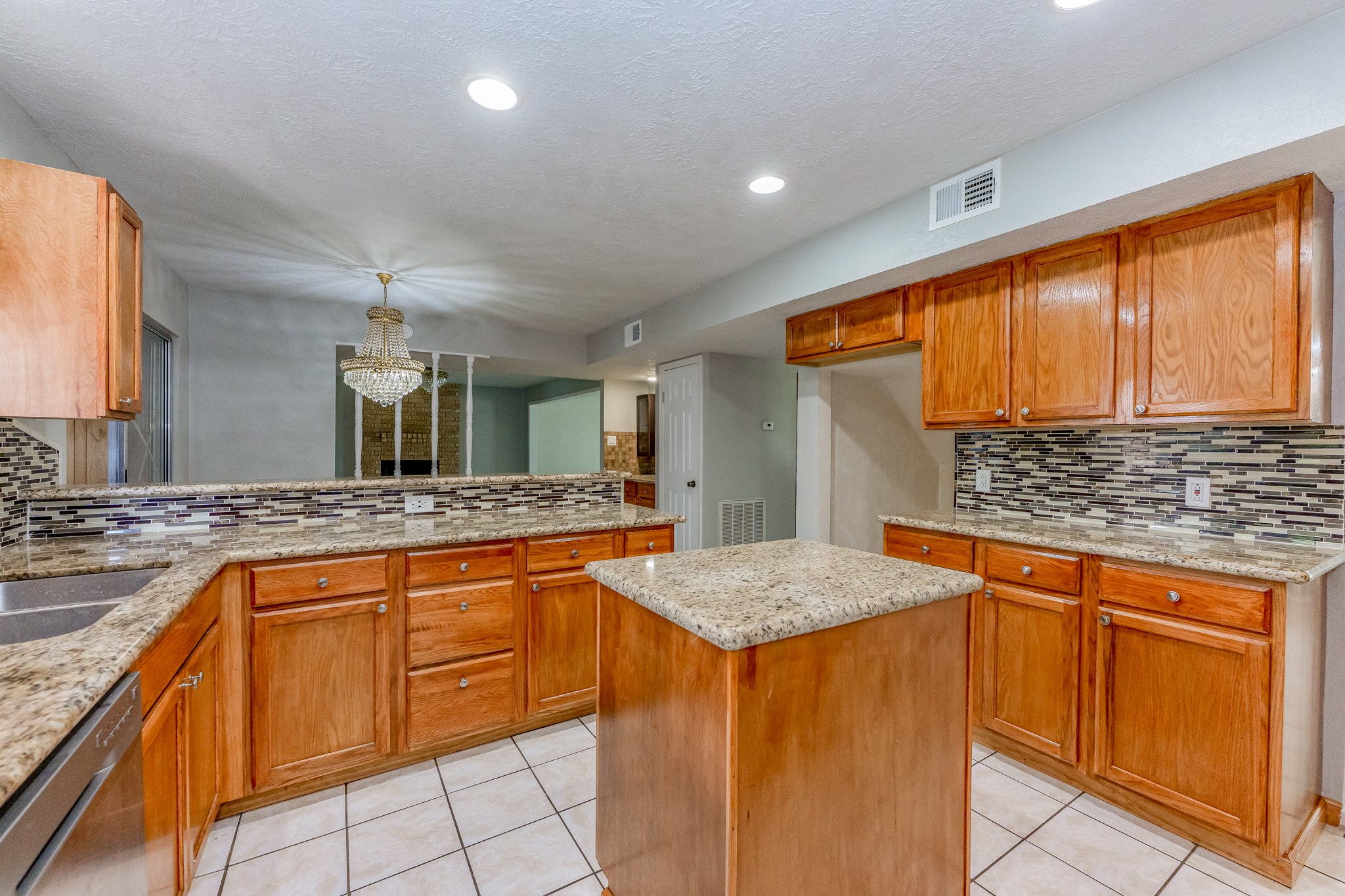 Sophisticated tile back splash are great features in this kitchen - If you have additional questions regarding 459 Woodrail Drive  in Houston or would like to tour the property with us call 800-660-1022 and reference MLS# 22334908.