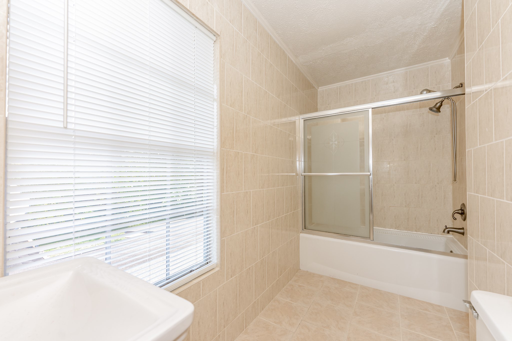 Large primary bathroom with tub - If you have additional questions regarding 459 Woodrail Drive  in Houston or would like to tour the property with us call 800-660-1022 and reference MLS# 22334908.
