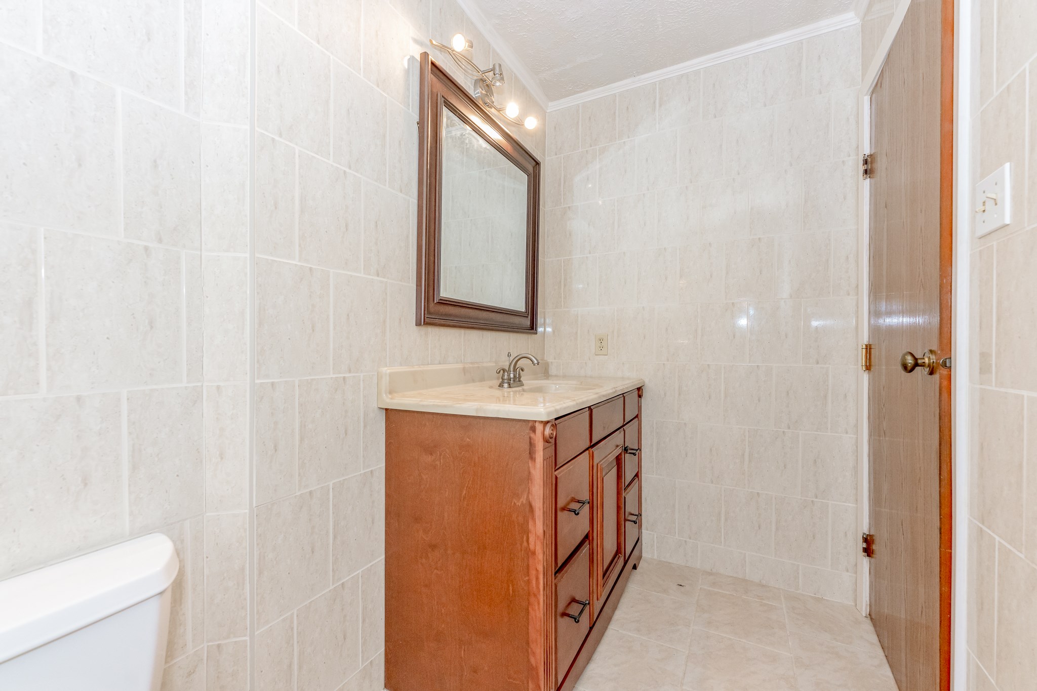 bathroom on the second floor - If you have additional questions regarding 459 Woodrail Drive  in Houston or would like to tour the property with us call 800-660-1022 and reference MLS# 22334908.