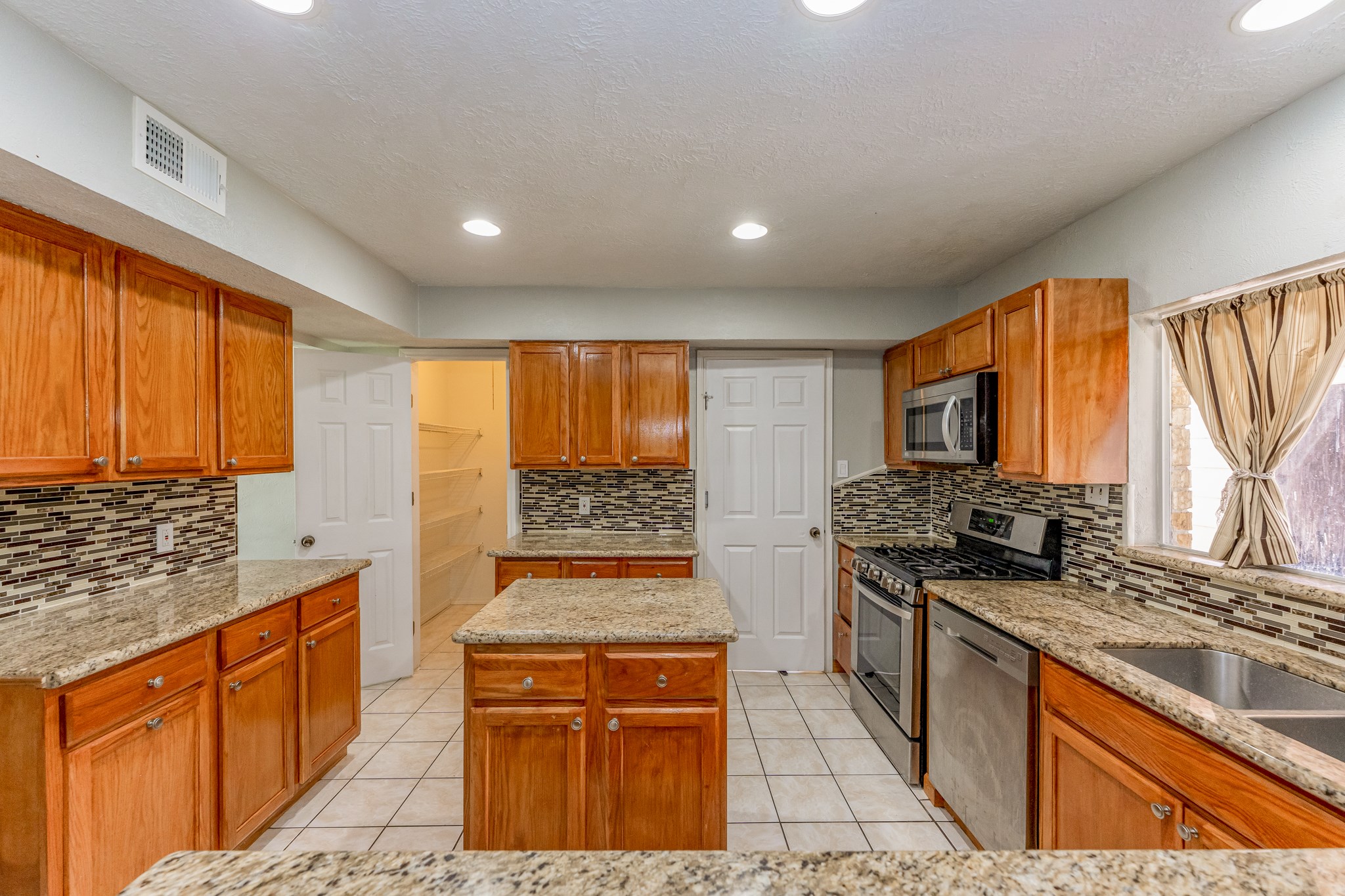 Open concept kitchen with island - If you have additional questions regarding 459 Woodrail Drive  in Houston or would like to tour the property with us call 800-660-1022 and reference MLS# 22334908.