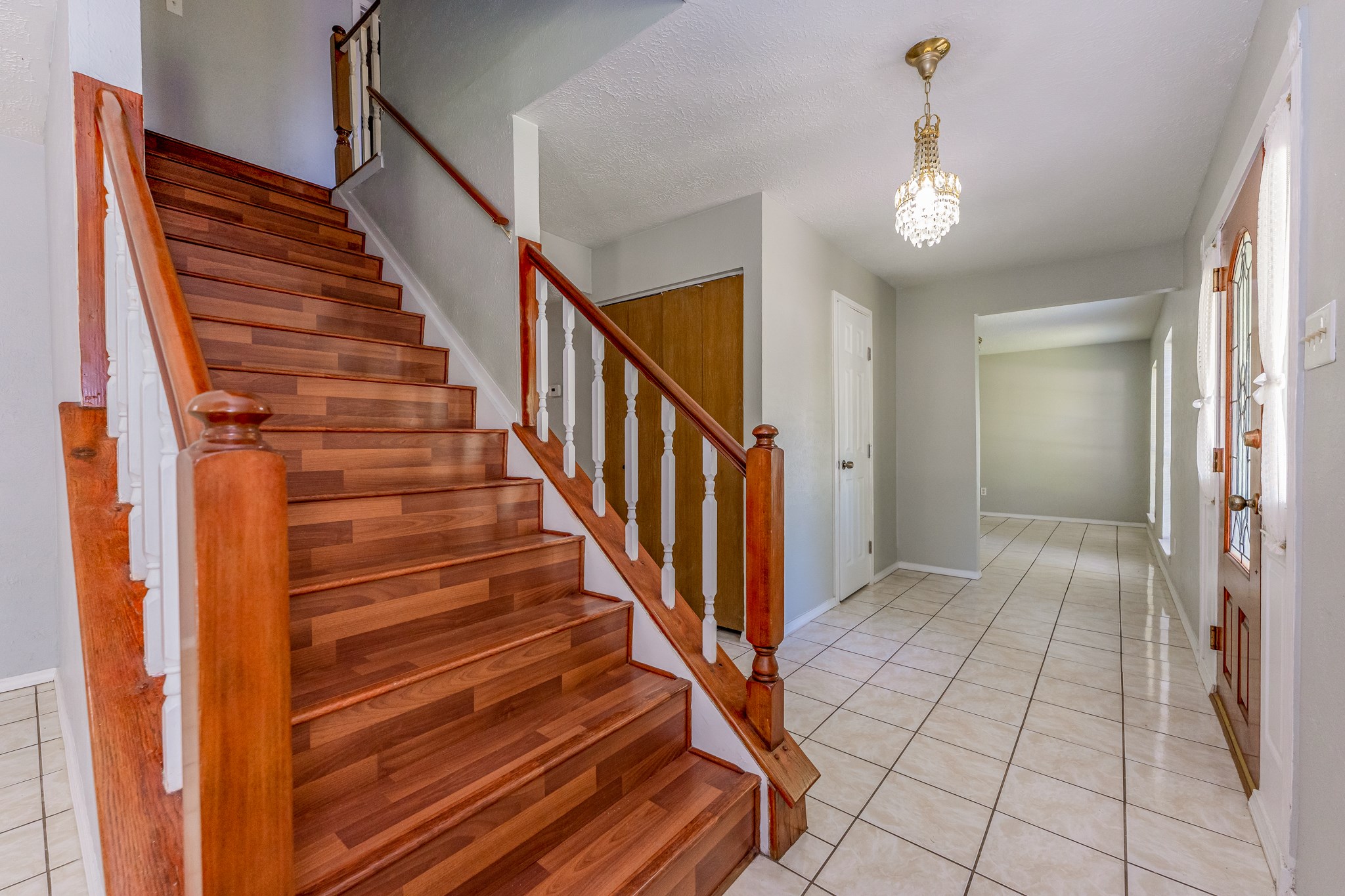 Dramatic Staircase - If you have additional questions regarding 459 Woodrail Drive  in Houston or would like to tour the property with us call 800-660-1022 and reference MLS# 22334908.