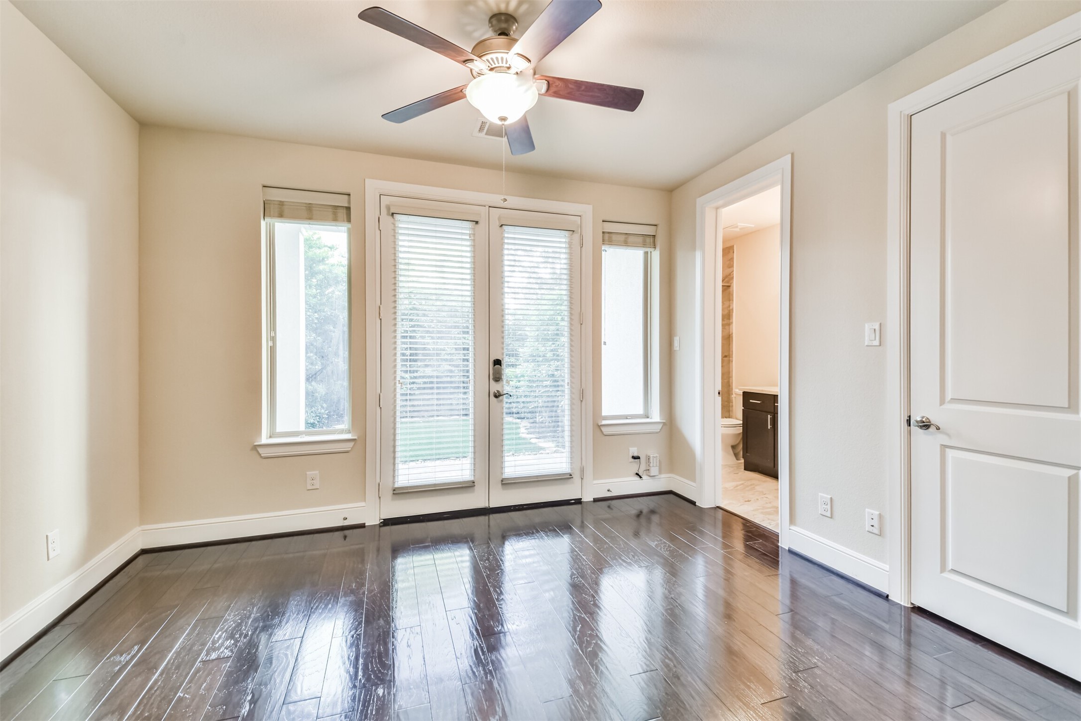 This first floor room previously served as a separate home office and study. - If you have additional questions regarding 4014 Barnes  in Houston or would like to tour the property with us call 800-660-1022 and reference MLS# 41866134.