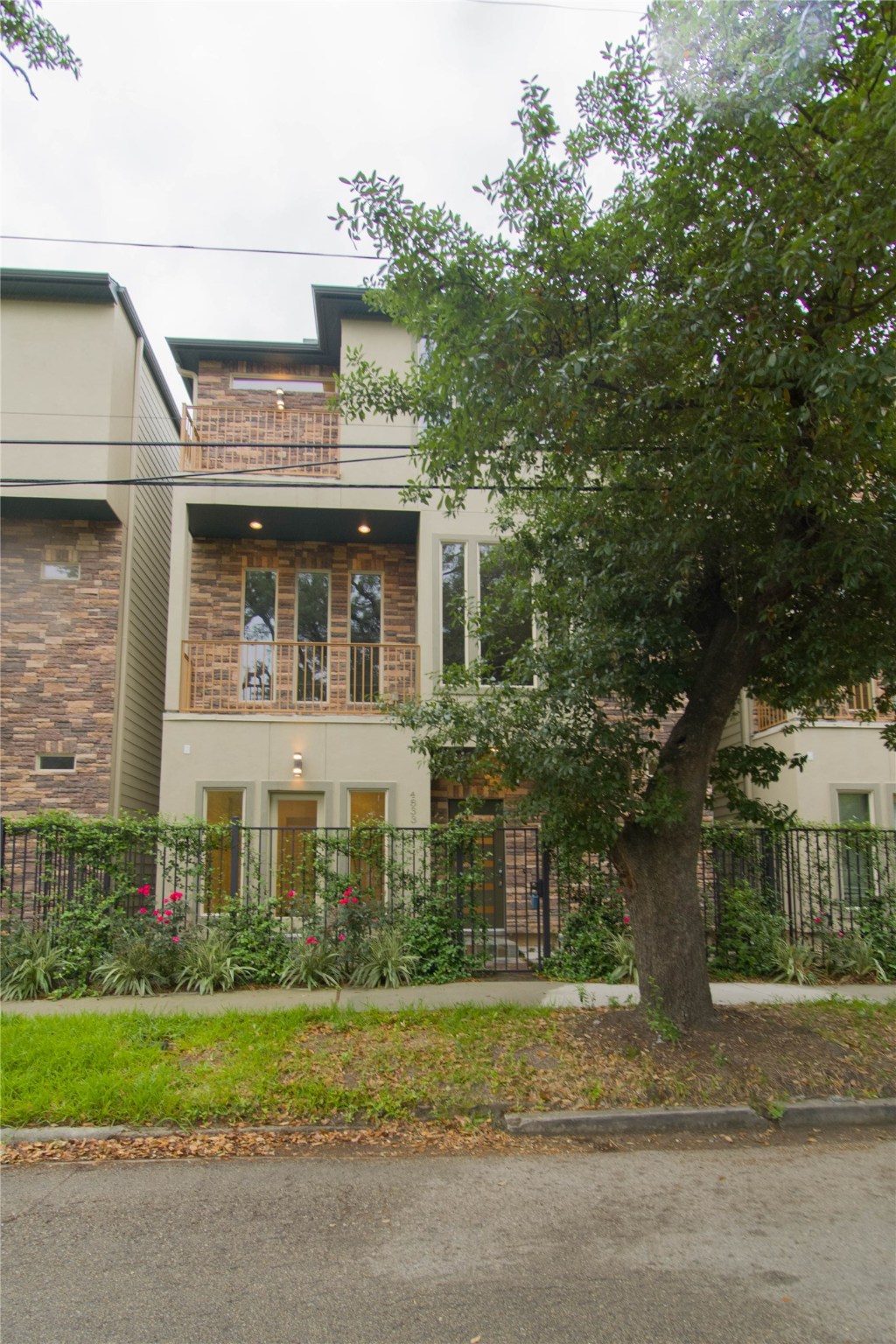 If you have additional questions regarding 4833 Chenevert Street  in Houston or would like to tour the property with us call 800-660-1022 and reference MLS# 96976639.