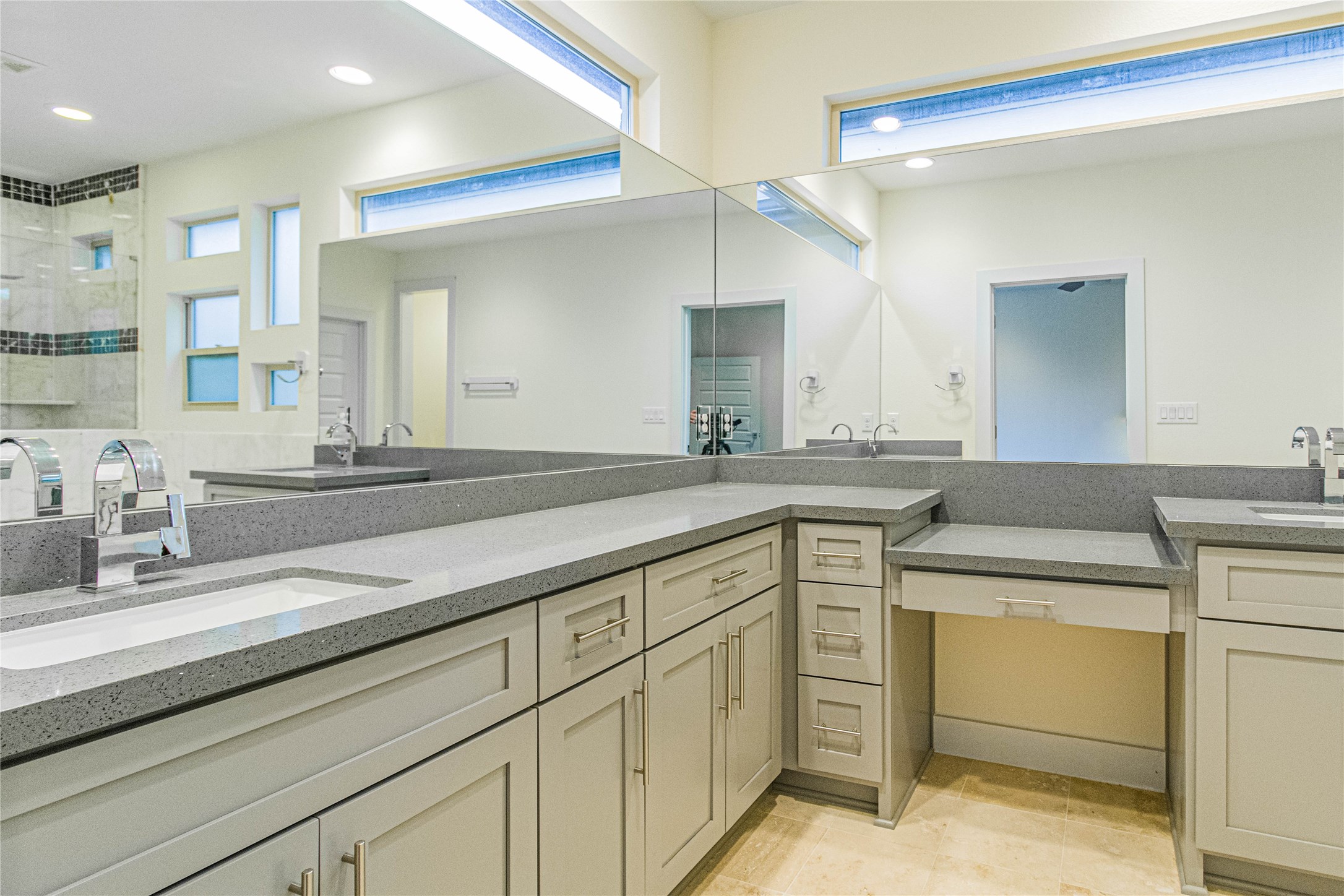 Master Bath w/Soft Closing Cabinets and two Separate Vanities! - If you have additional questions regarding 4833 Chenevert Street  in Houston or would like to tour the property with us call 800-660-1022 and reference MLS# 96976639.