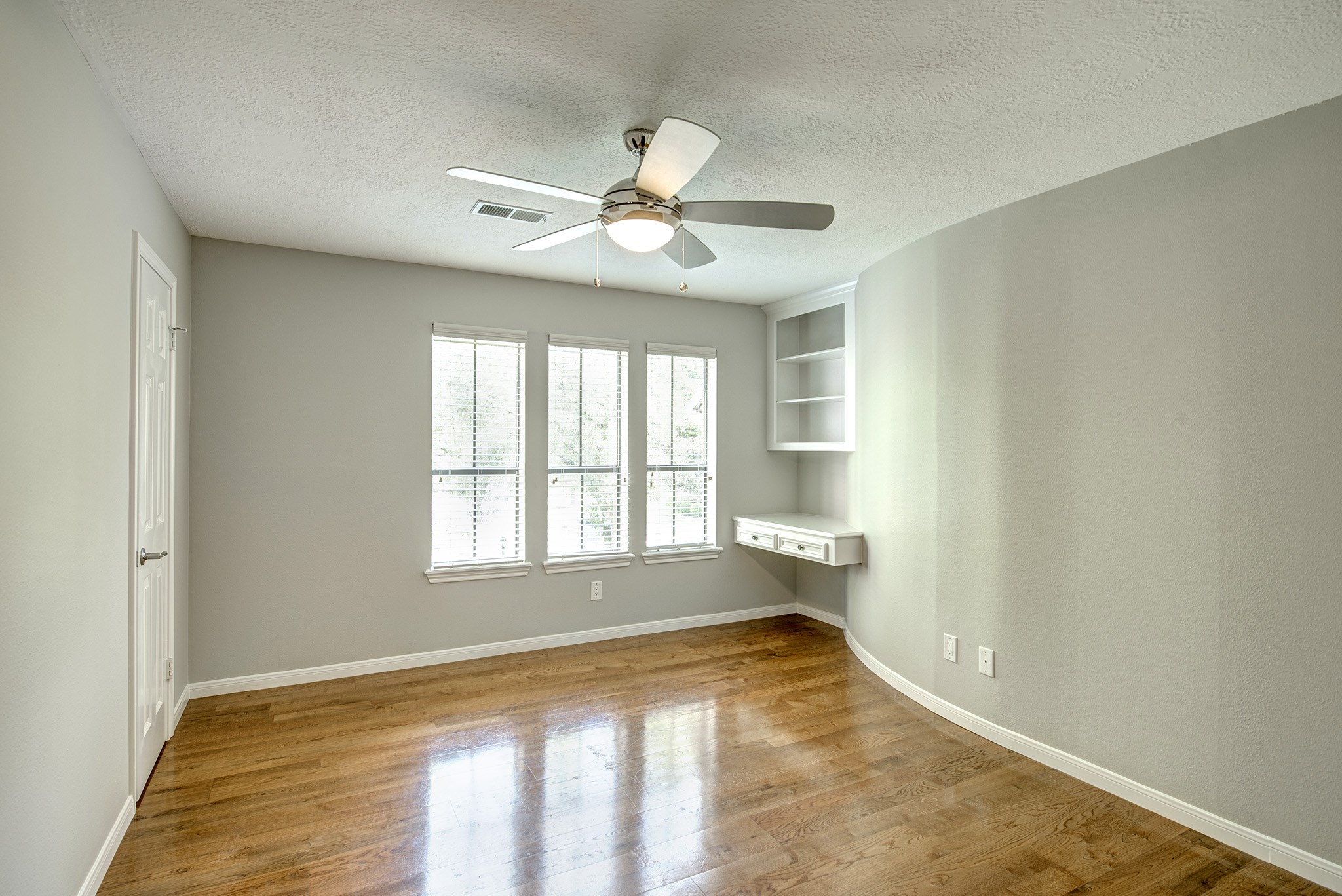 Upstairs secondary bedroom. - If you have additional questions regarding 815 Spear Point Cove  in Houston or would like to tour the property with us call 800-660-1022 and reference MLS# 57962108.