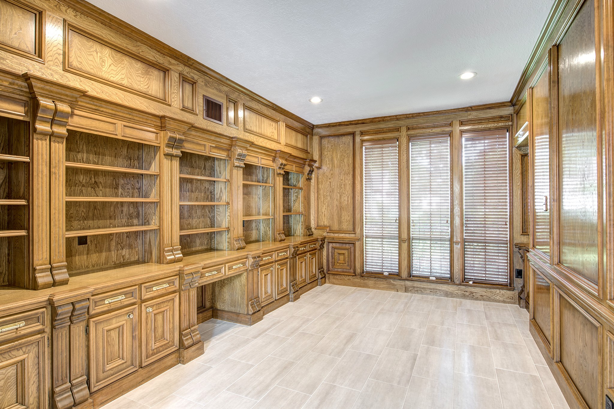Study is a fabulous nook right off the living room, with tons of built-ins. - If you have additional questions regarding 815 Spear Point Cove  in Houston or would like to tour the property with us call 800-660-1022 and reference MLS# 57962108.