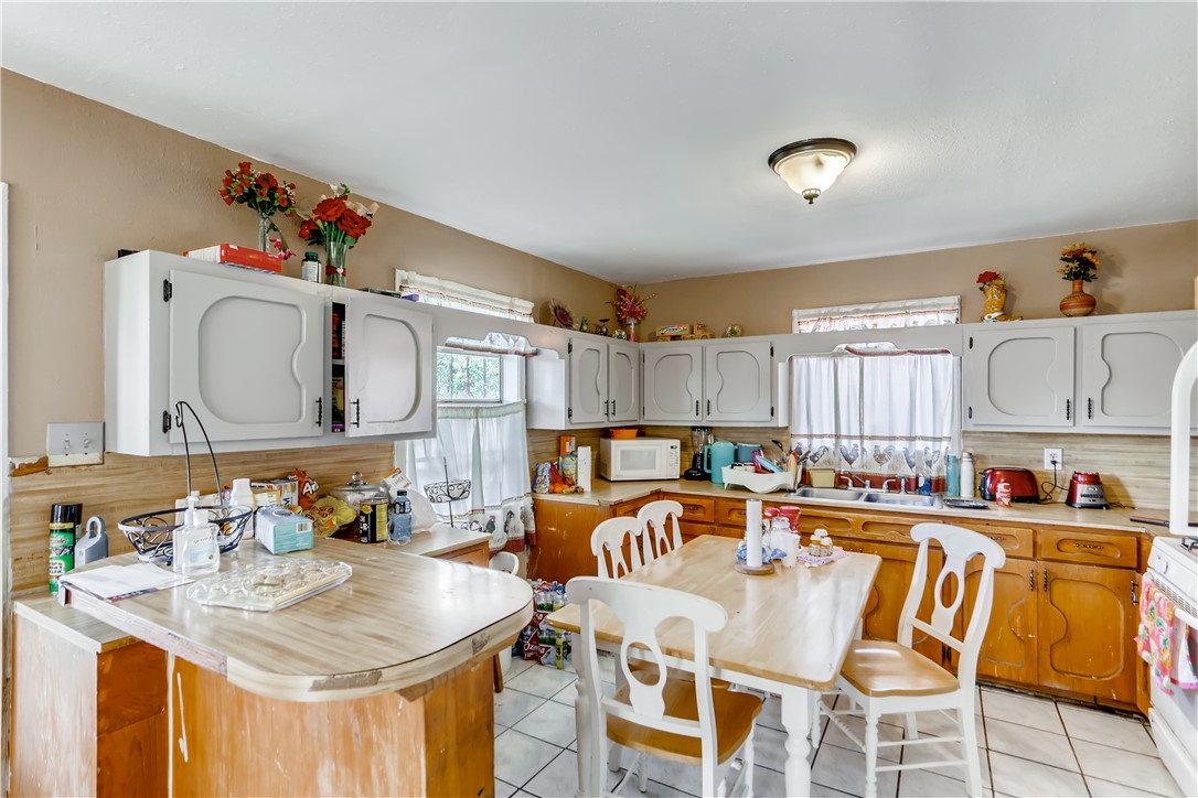 Large kitchen with breakfast bar - If you have additional questions regarding 1121 Brookswood Avenue  in Austin or would like to tour the property with us call 800-660-1022 and reference MLS# 3322752.