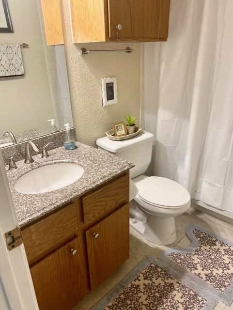 GUEST BATHROOM WITH GRANITE COUNTER TOP - If you have additional questions regarding 11703 Hidden Quail Drive  in Austin or would like to tour the property with us call 800-660-1022 and reference MLS# 8681709.