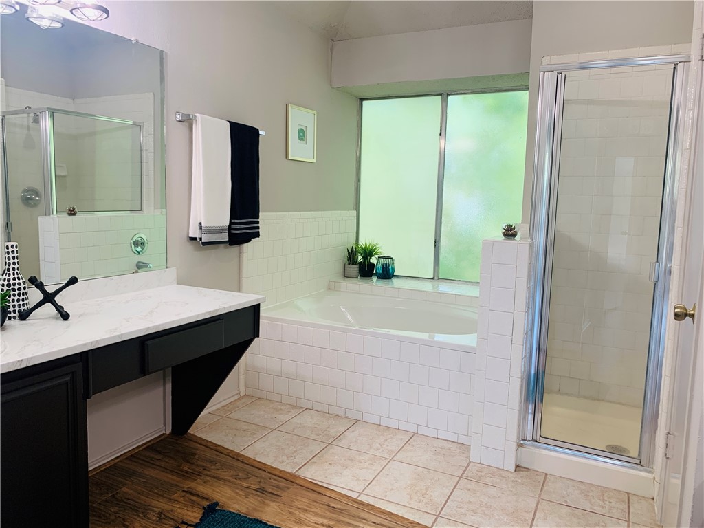 Master bath has garden tub and walk in shower. - If you have additional questions regarding 4512 Sojourner Street  in Austin or would like to tour the property with us call 800-660-1022 and reference MLS# 8935600.