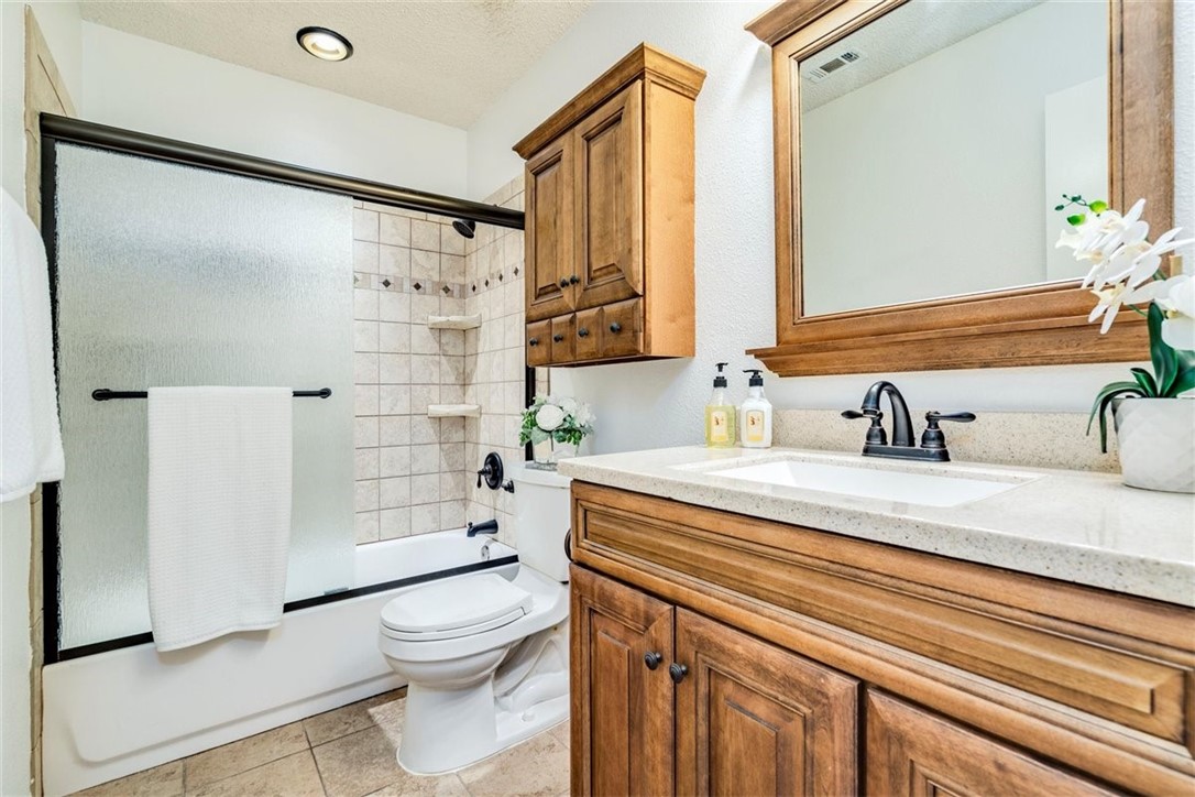 2nd bath - If you have additional questions regarding 7511 Ponoma Trail  in Austin or would like to tour the property with us call 800-660-1022 and reference MLS# 8845262.